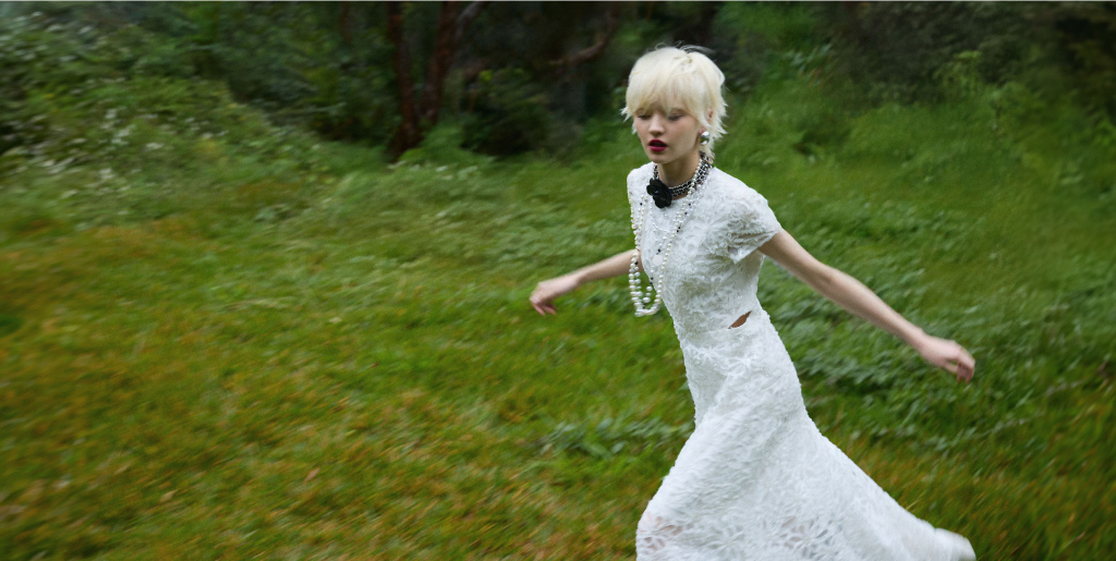 週時尚｜閃耀材質派對粉墨登場：薄紗蕾絲揉合金屬光澤的奢華宣言