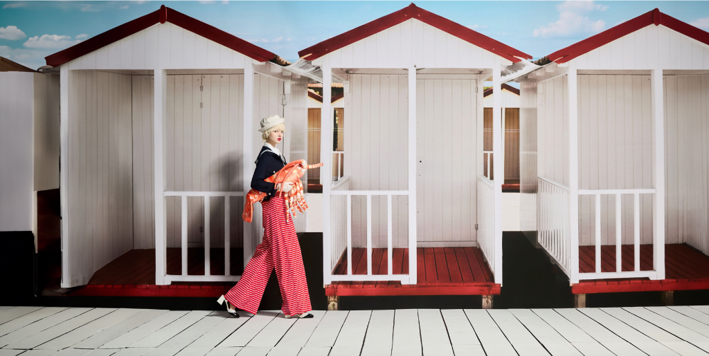 週時尚｜海軍藍航向紅梅色調，展開水手風尚篇章