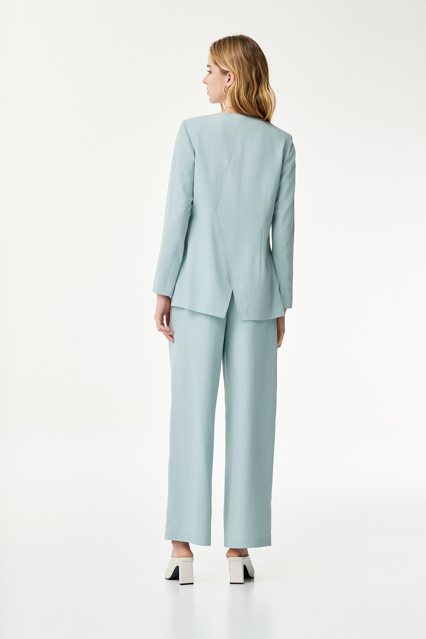 海沫綠繡領線條西裝外套海沫綠繡領線條西裝外套,上班OL穿搭,人氣商品,外套,春夏穿搭,時髦成套搭配,繡花,西裝外套