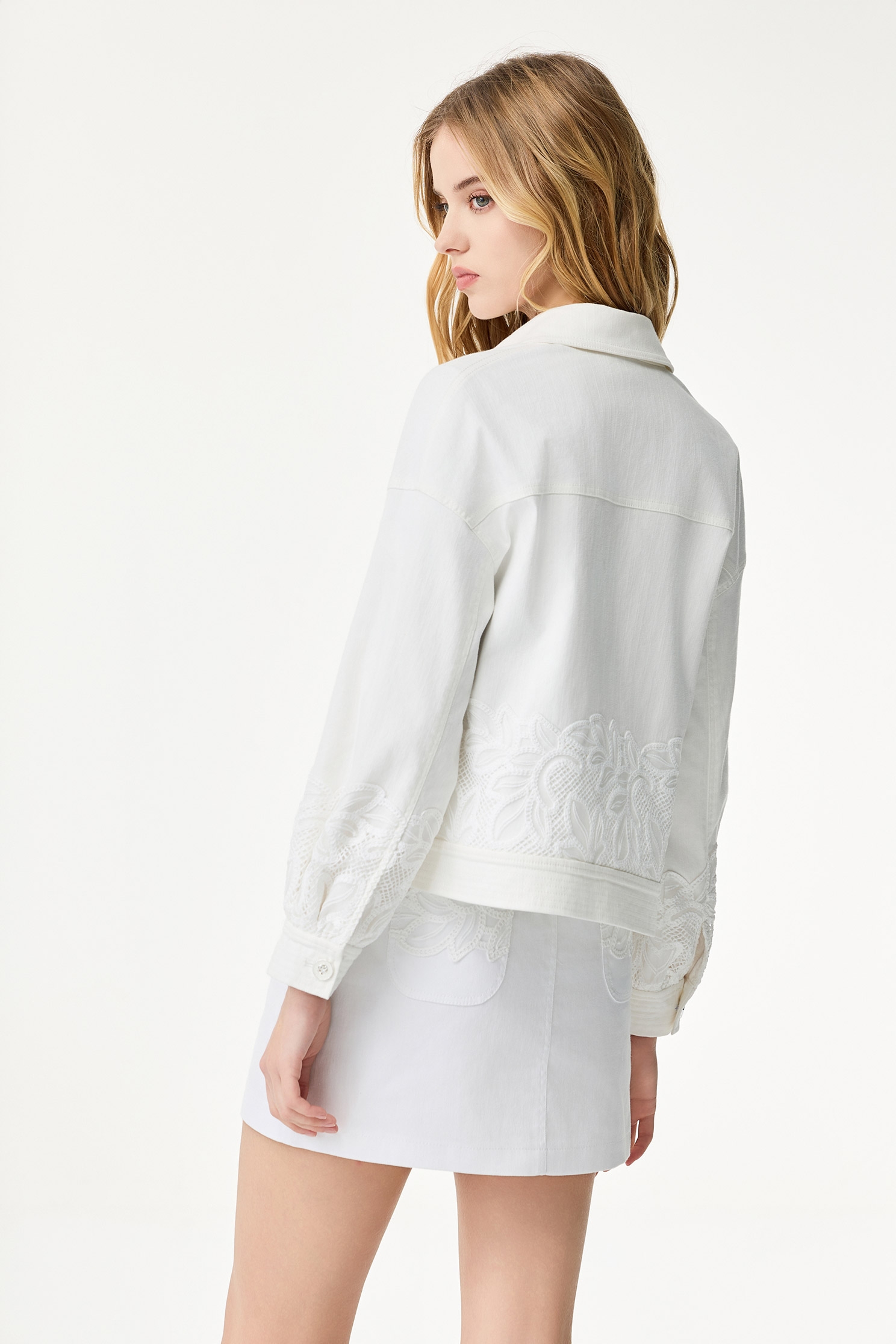 白色類牛仔貼蕾絲外套白色類牛仔貼蕾絲外套,一般外套,丹寧,人氣商品,外套,春夏穿搭,時髦成套搭配,牛仔,牛仔外套,白色外套,花花世界,蕾絲