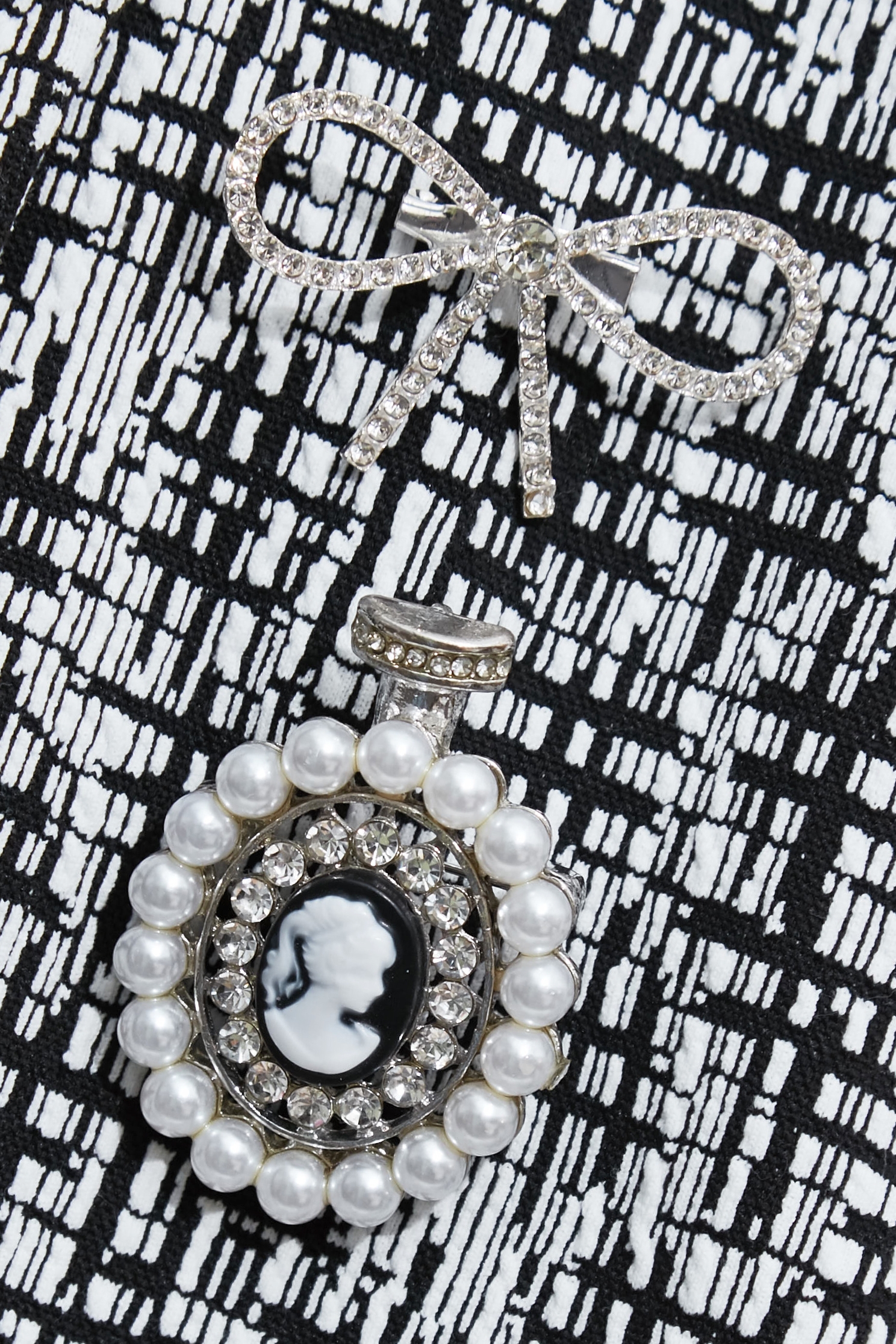 黑白復古別針彈性短外套黑白復古別針彈性短外套,一般外套,外套,春夏穿搭,珍珠,蝴蝶結