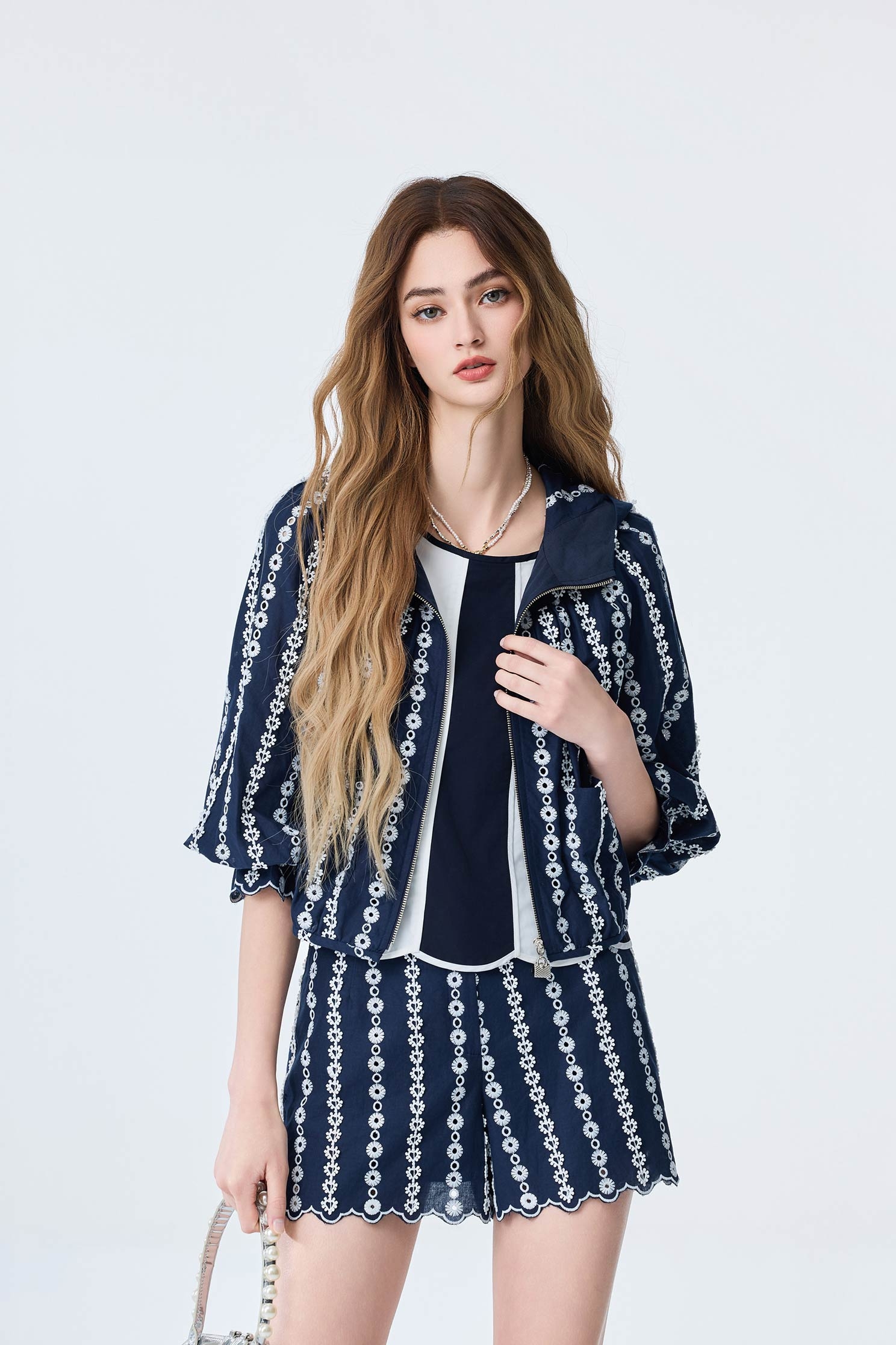 海洋洞穴色蕾絲外套海洋洞穴色蕾絲外套,刺繡,外套,春夏穿搭,時髦成套搭配,蕾絲,連帽外套