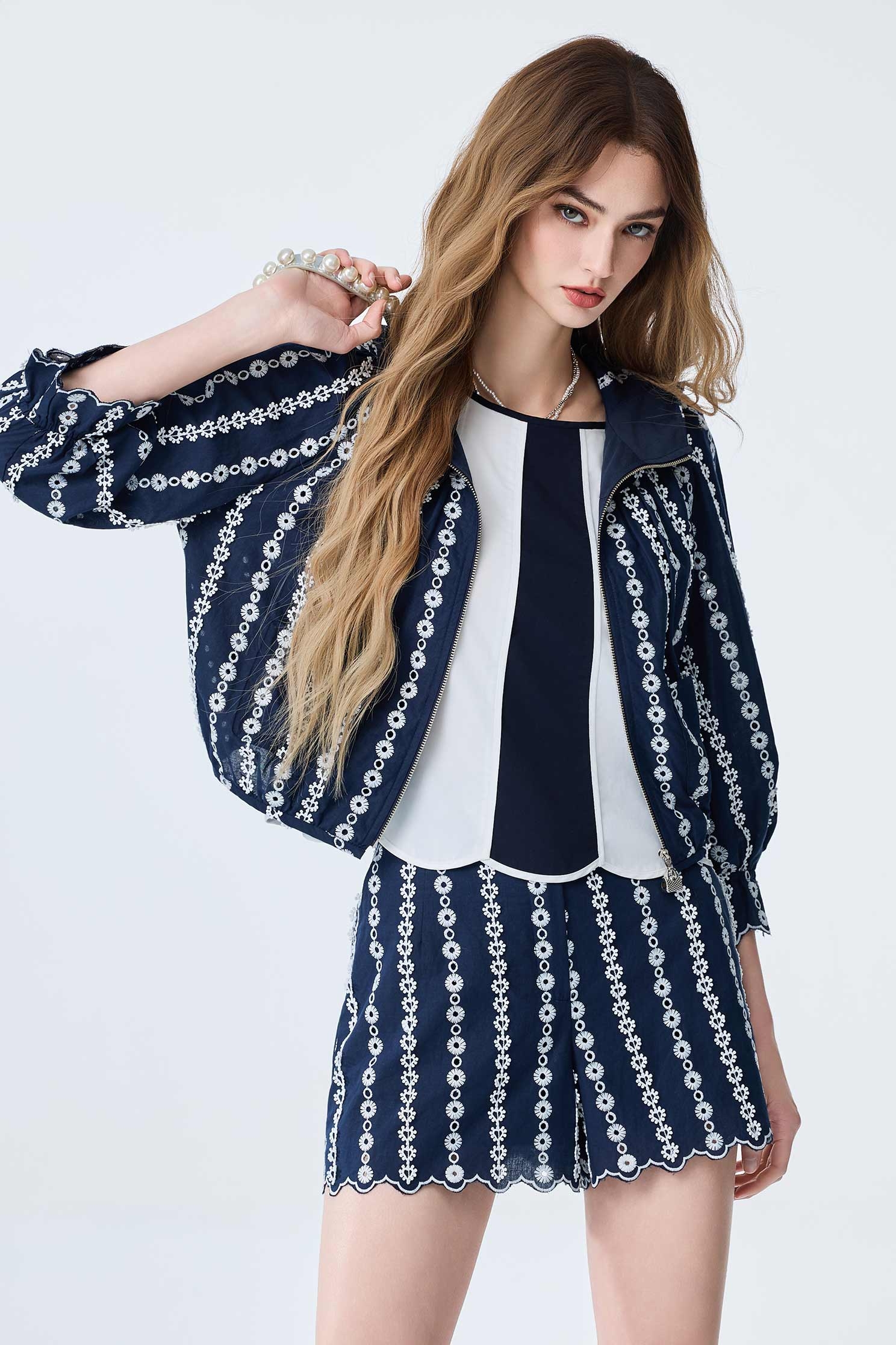 海洋洞穴色蕾絲外套海洋洞穴色蕾絲外套,刺繡,外套,春夏穿搭,時髦成套搭配,蕾絲,連帽外套