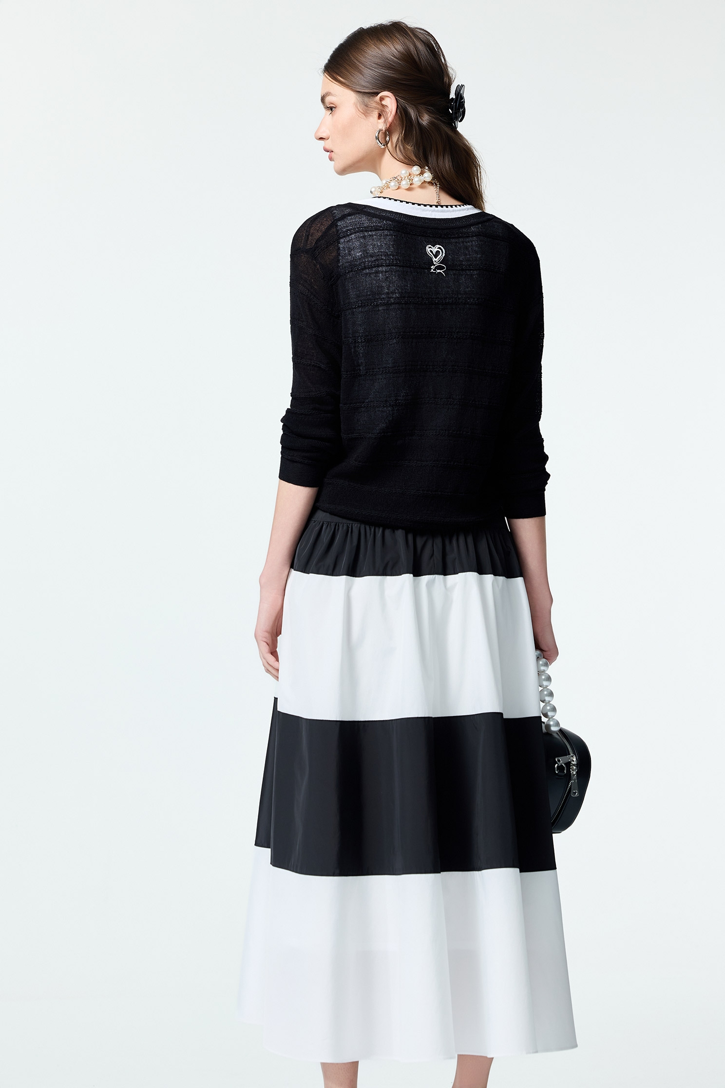 愛心繡花V領針織外罩愛心繡花V領針織外罩,上班OL穿搭,春夏穿搭,約會特輯,繡花,針織,針織外套