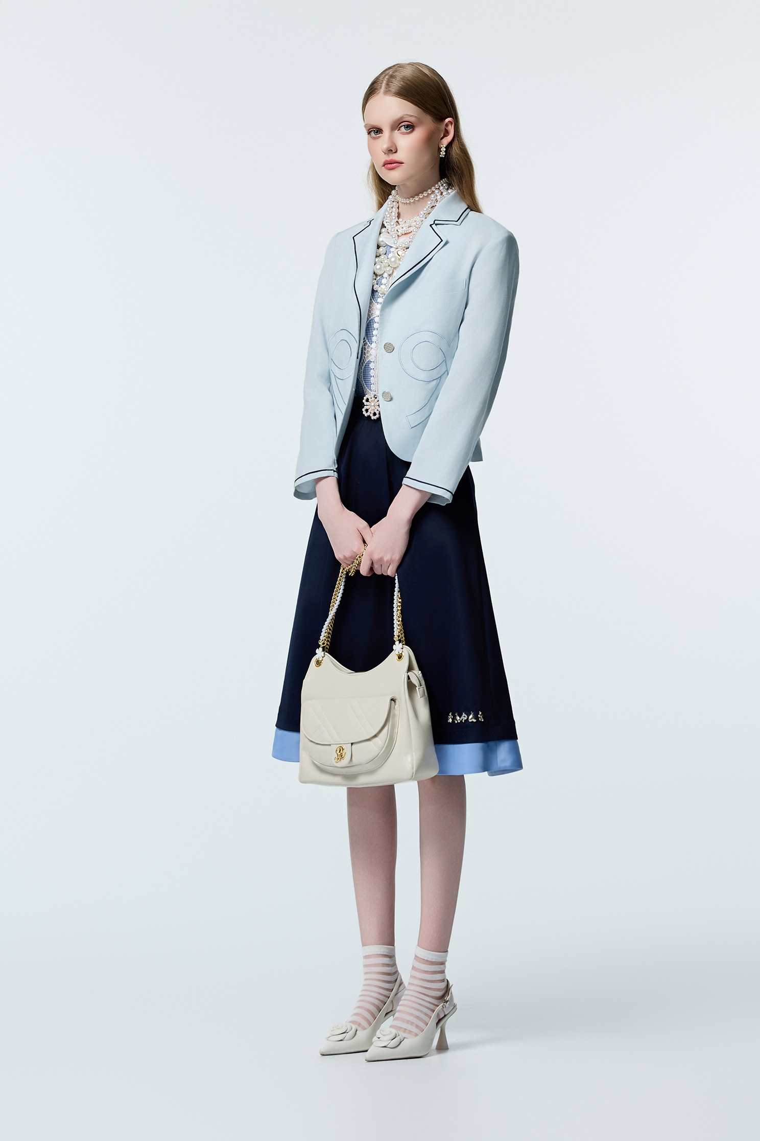 帆船藍字母刺繡西裝外套帆船藍字母刺繡西裝外套,上班OL穿搭,刺繡,外套,時髦成套搭配,秋冬穿搭,蝴蝶結,西裝外套,長袖外套