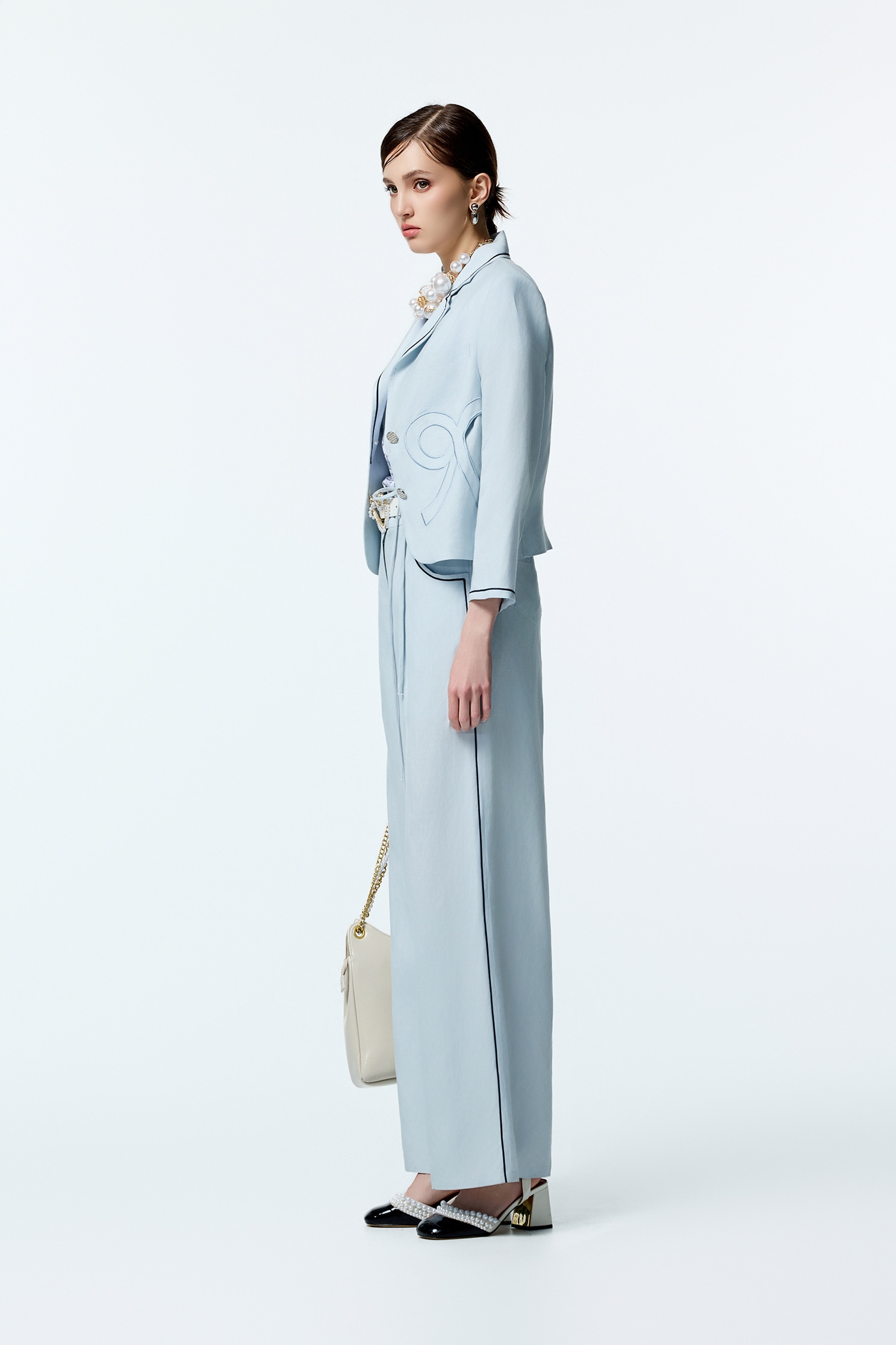 帆船藍字母刺繡西裝外套帆船藍字母刺繡西裝外套,上班OL穿搭,刺繡,外套,時髦成套搭配,秋冬穿搭,蝴蝶結,西裝外套,長袖外套