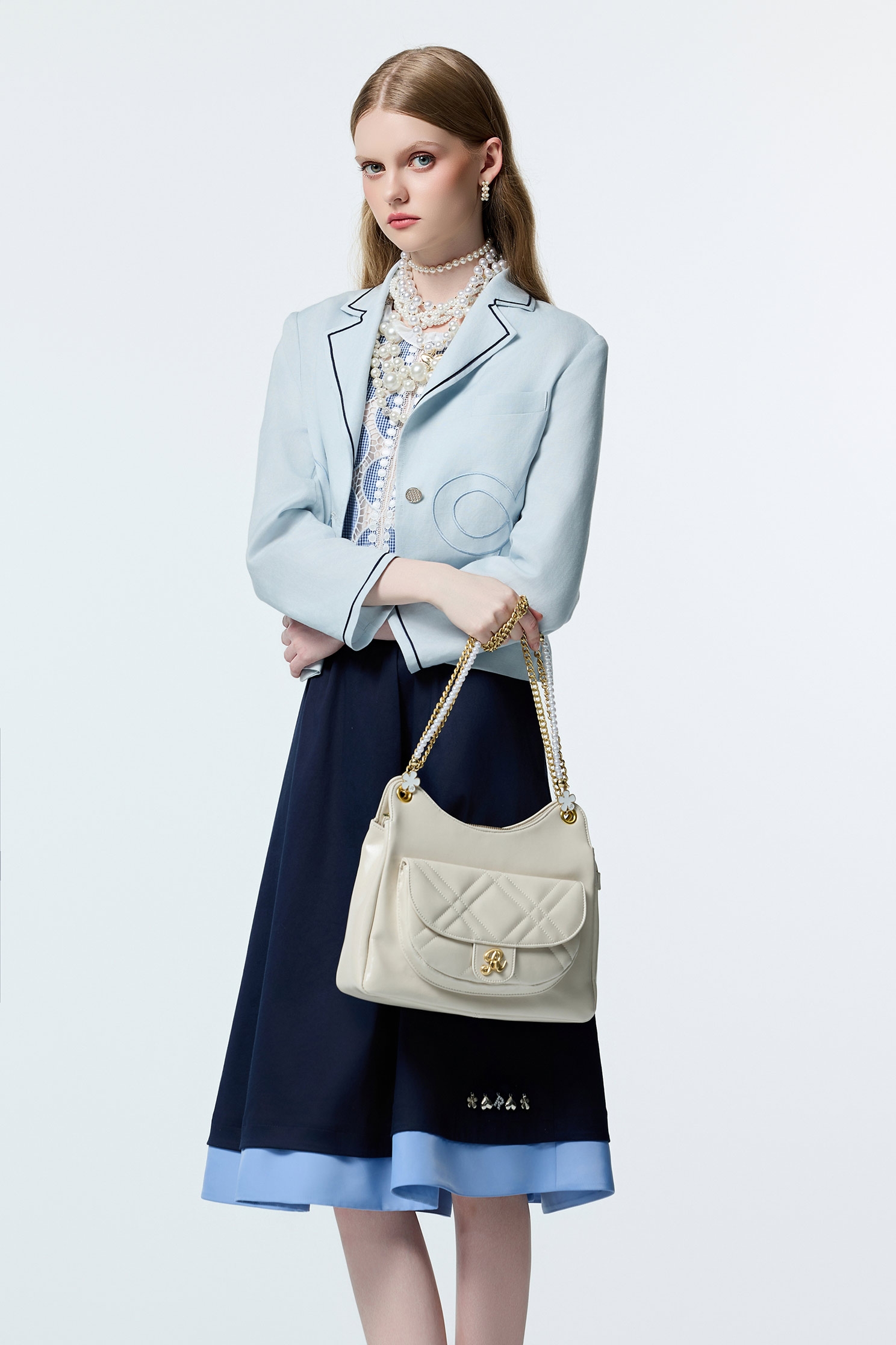 帆船藍字母刺繡西裝外套帆船藍字母刺繡西裝外套,上班OL穿搭,刺繡,外套,時髦成套搭配,秋冬穿搭,蝴蝶結,西裝外套,長袖外套