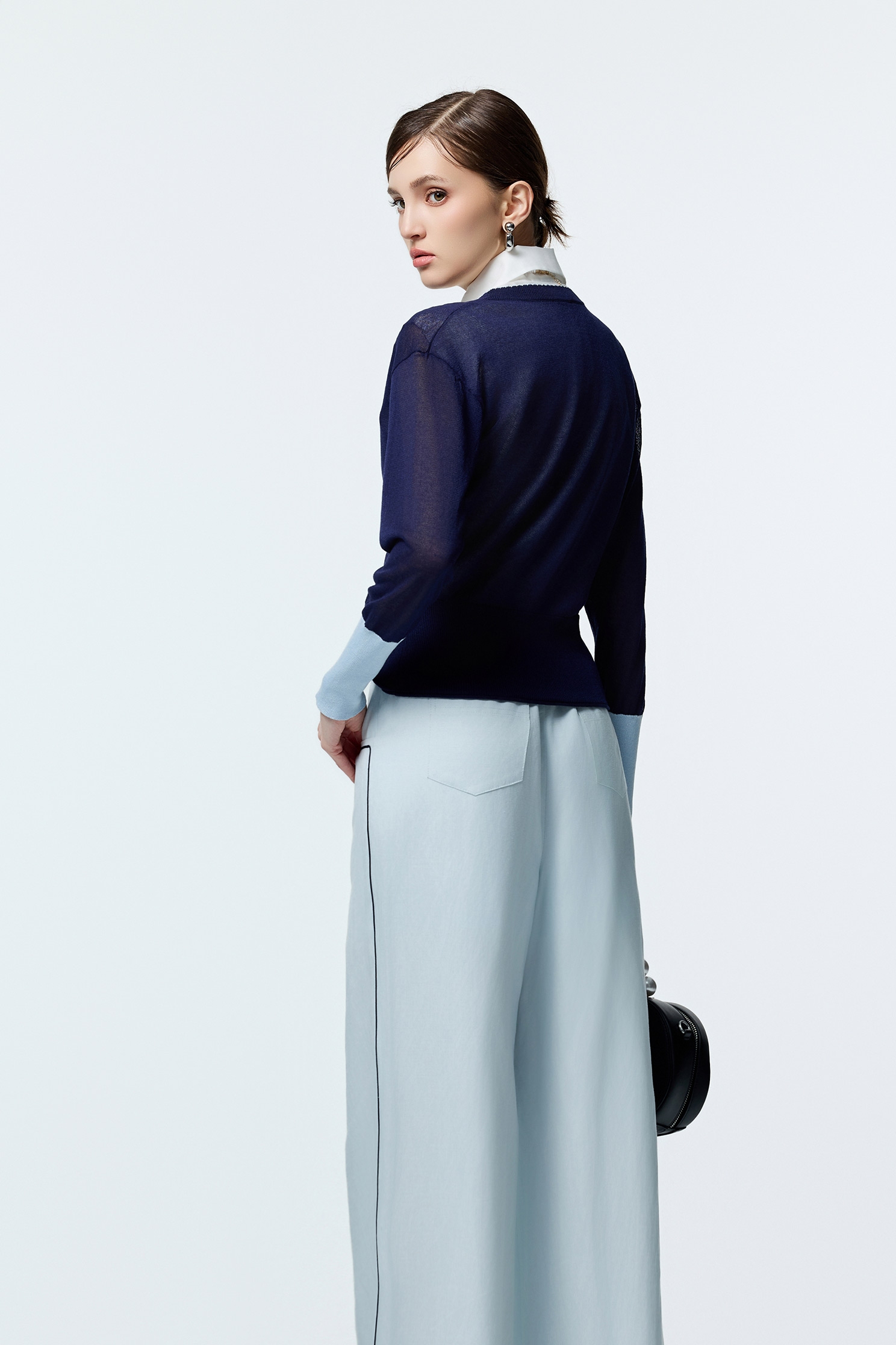 極簡水手藍鑲色針織外套極簡水手藍鑲色針織外套,上班OL穿搭,刺繡,外套,秋冬穿搭,約會特輯,針織,針織外套