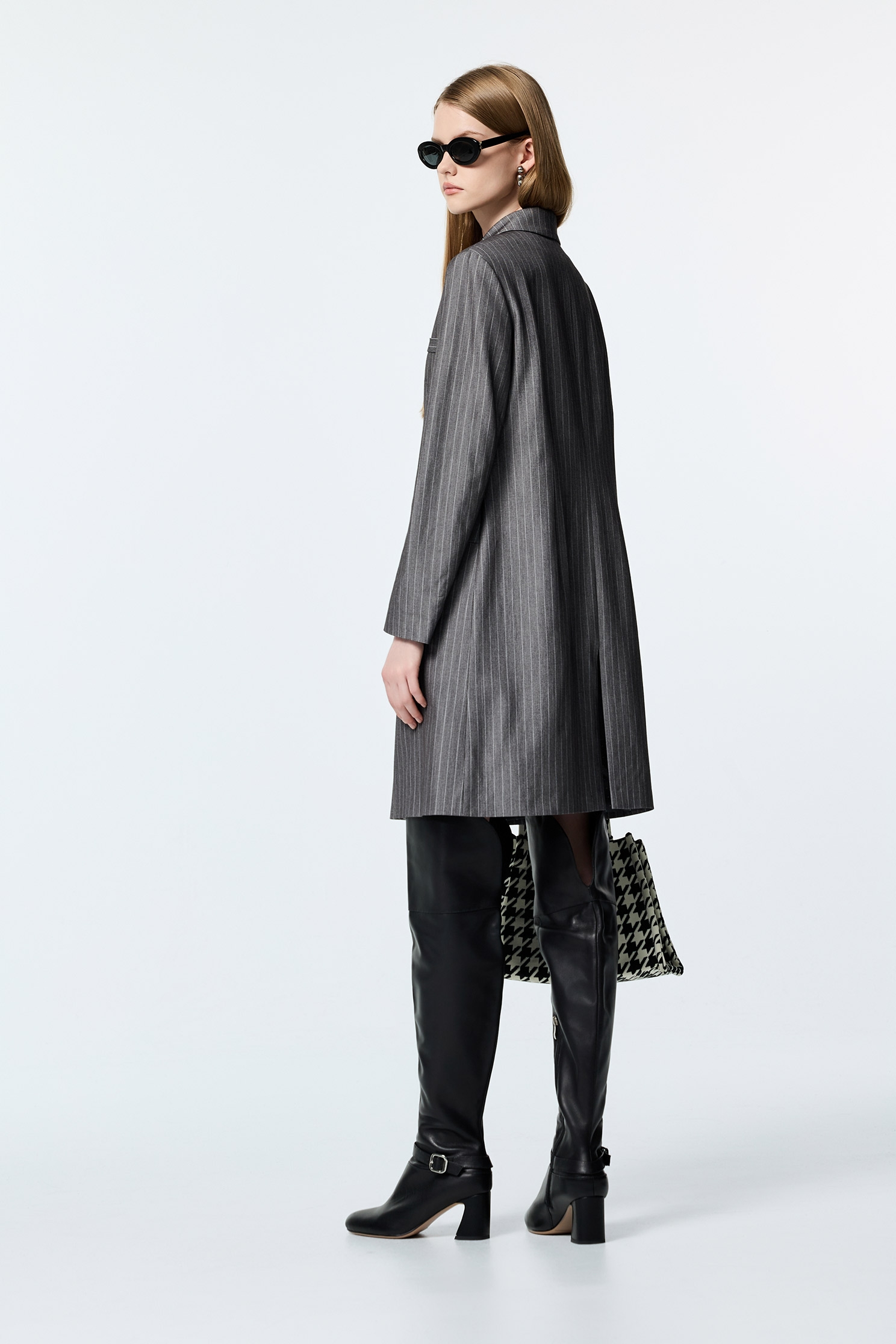 靜謐灰細條紋長版外套靜謐灰細條紋長版外套,一般外套,上班OL穿搭,外套,時髦成套搭配,條紋,秋冬穿搭,西裝外套,長版外套