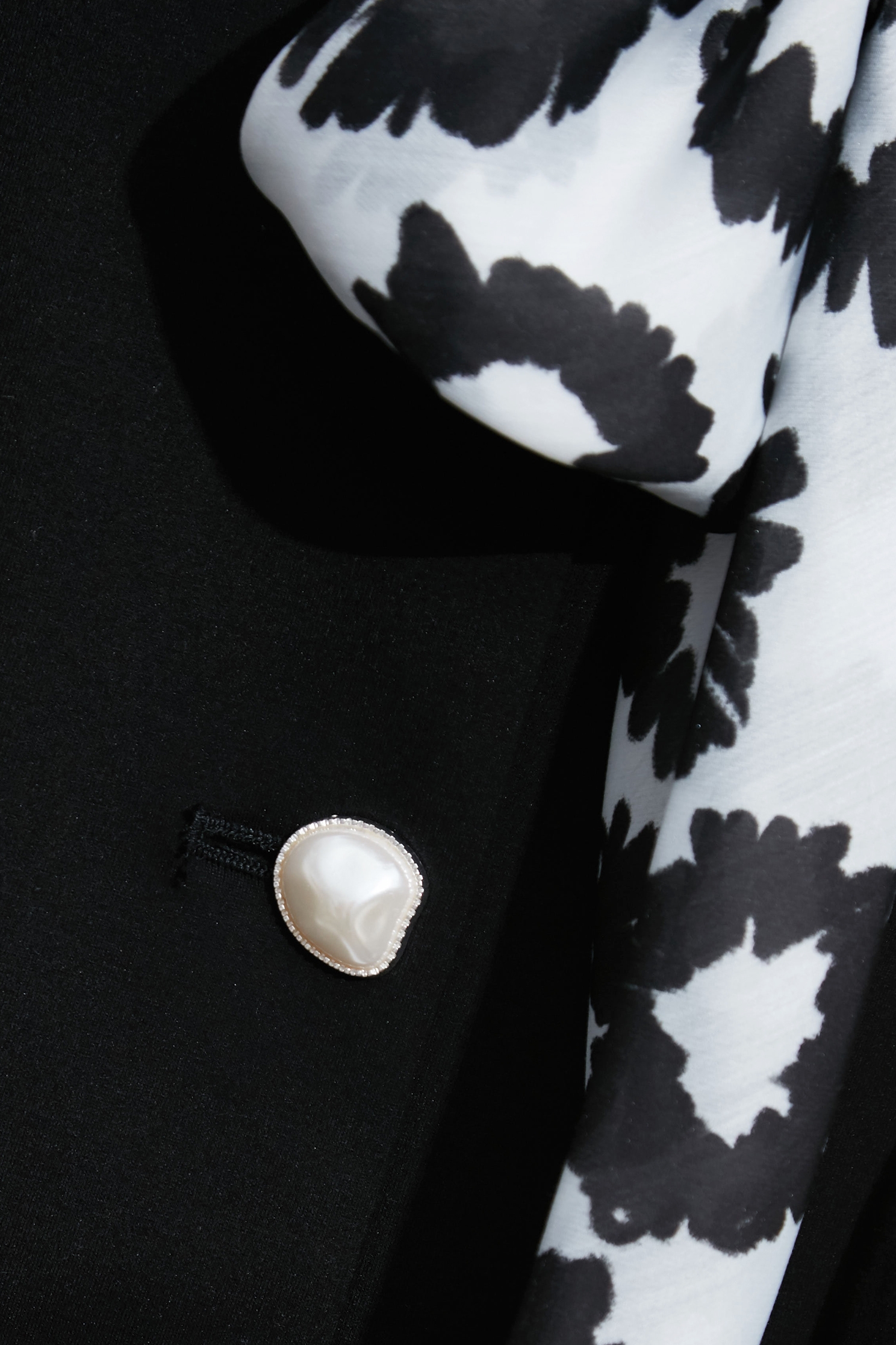 手繪花圍巾式羅馬彈性外套手繪花圍巾式羅馬彈性外套,一般外套,上班OL穿搭,圍巾,外套,珍珠,秋冬穿搭,花花世界