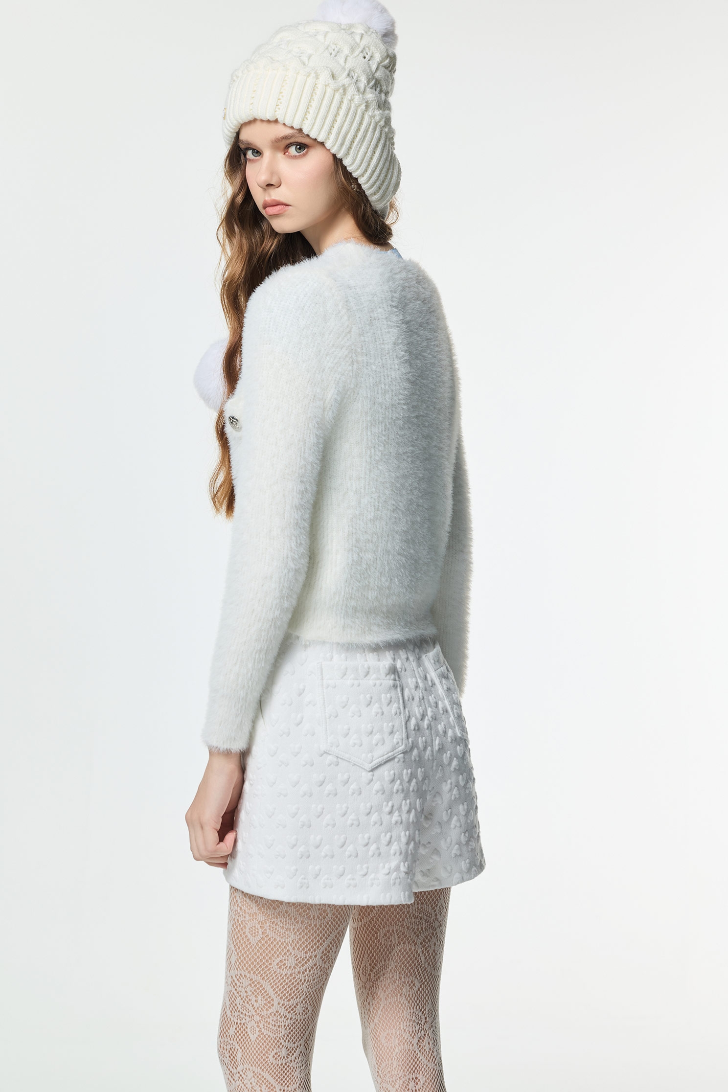 光學白偽水貂毛針織外套光學白偽水貂毛針織外套,上班OL穿搭,外套,秋冬穿搭,簡約穿搭,約會特輯,針織,針織外套