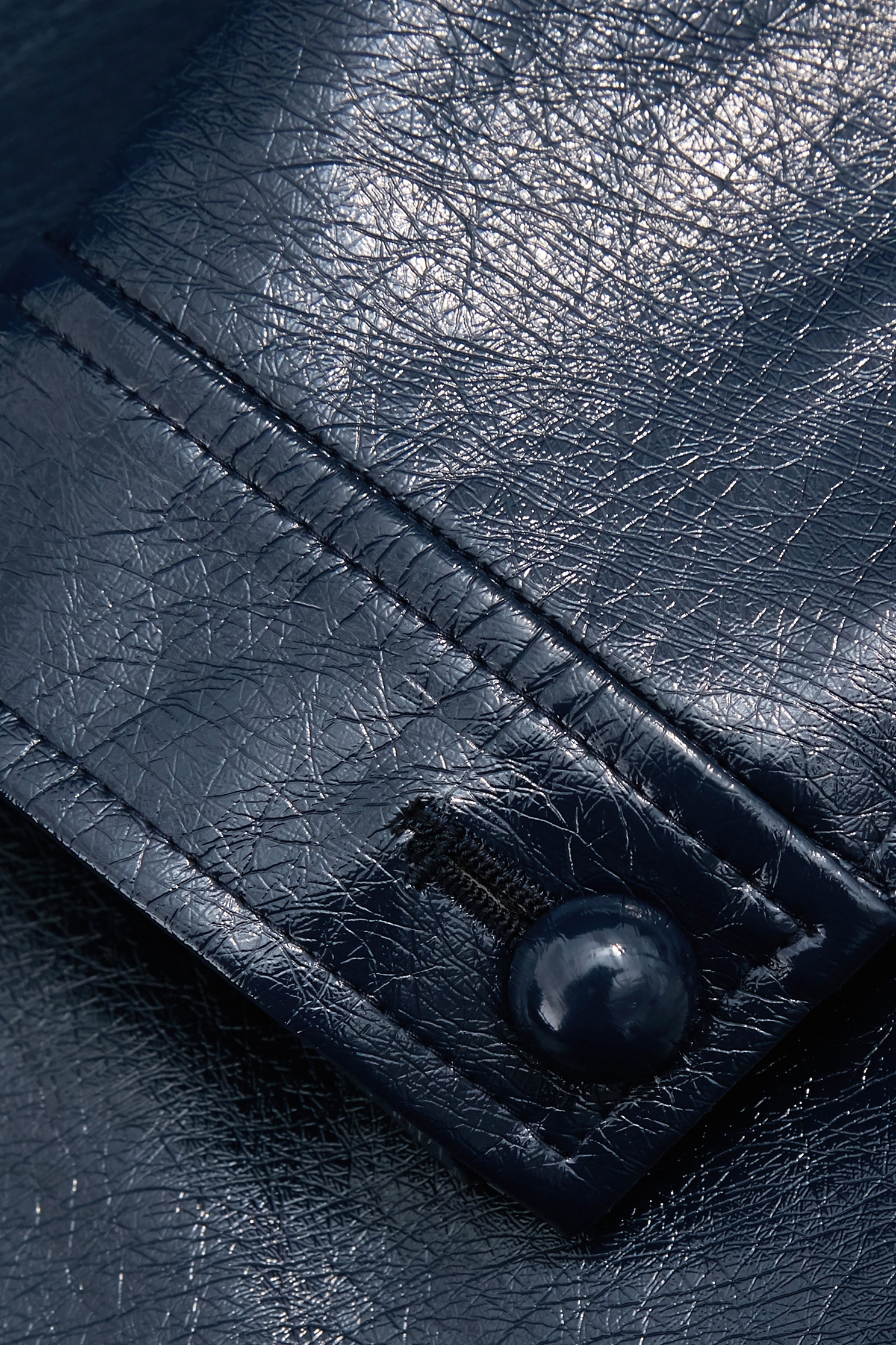 光澤感海軍藍仿皮外套光澤感海軍藍仿皮外套,一般外套,上班OL穿搭,外套,時髦成套搭配,派對特輯,皮革,秋冬穿搭,長袖外套