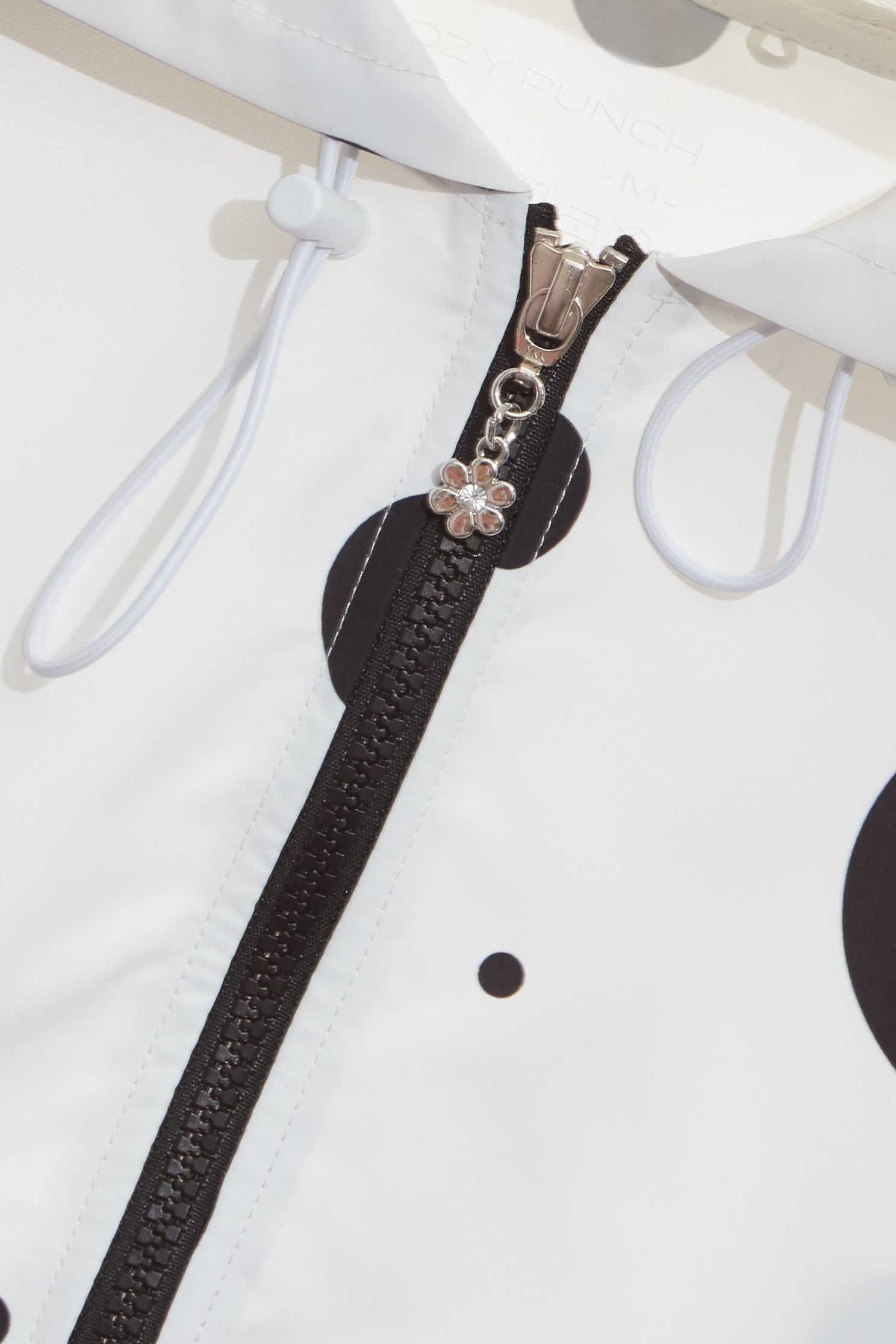 波爾卡運動風外套波爾卡運動風外套,INFINITE 黑白系列,一般外套,外套,春夏穿搭,時髦成套搭配,波點,白色外套,長袖外套