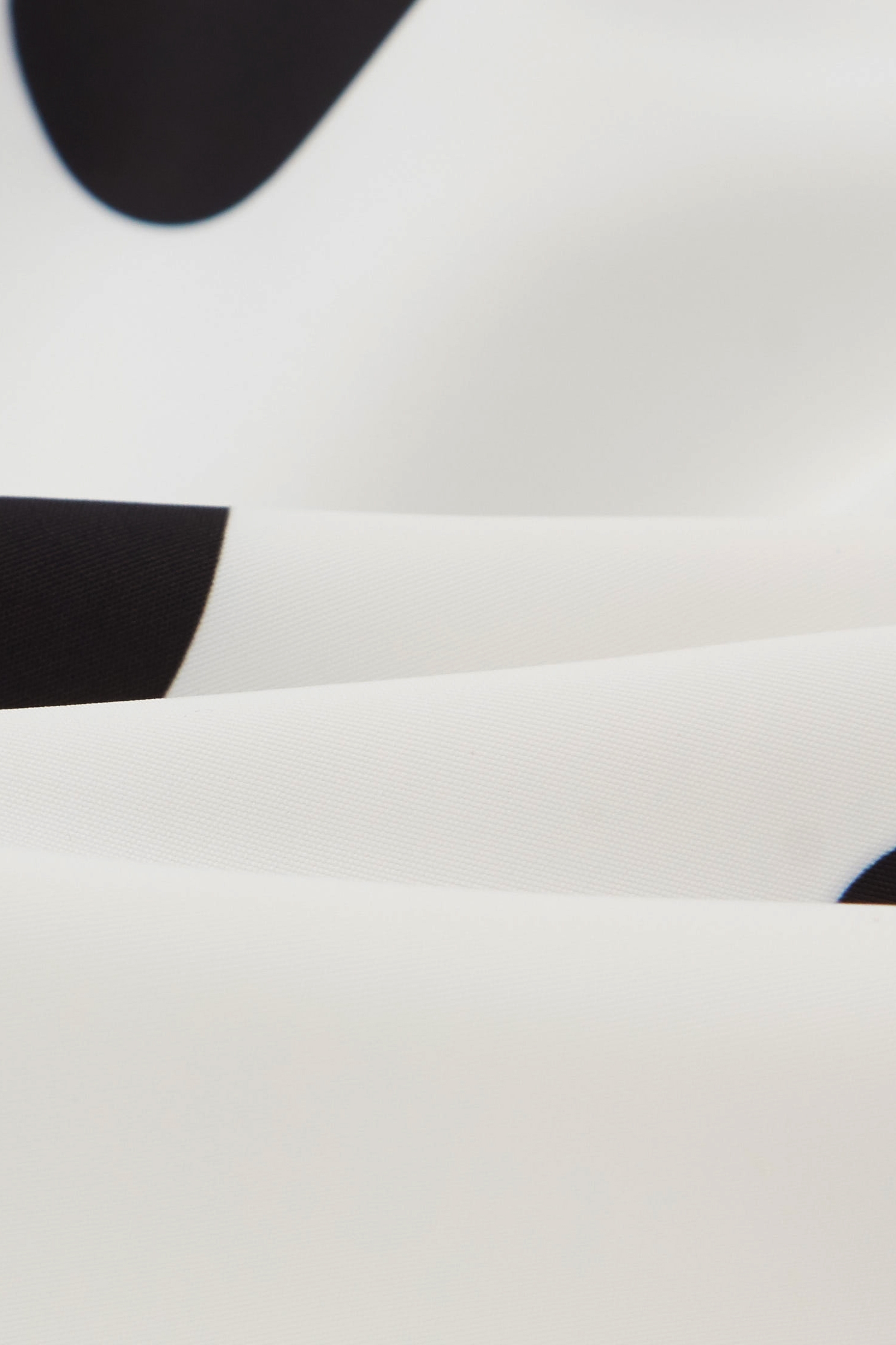 波爾卡運動風外套波爾卡運動風外套,INFINITE 黑白系列,一般外套,外套,春夏穿搭,時髦成套搭配,波點,白色外套,長袖外套