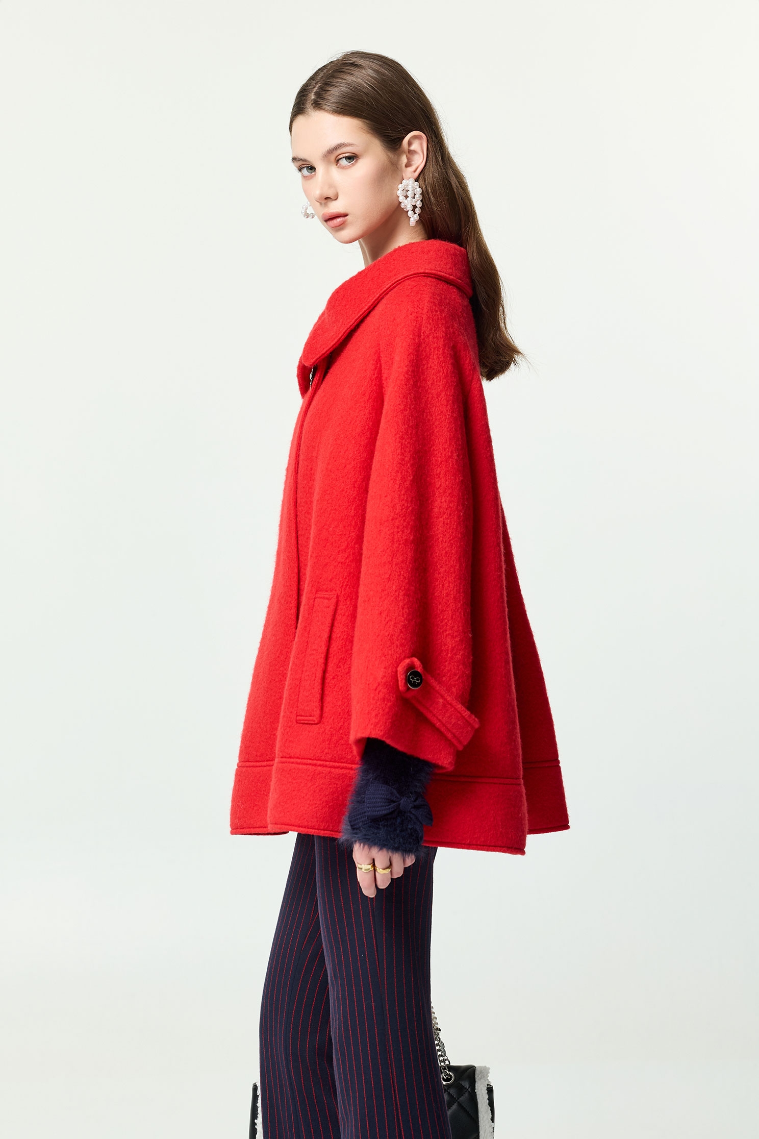 火焰色斗篷式羊毛大衣火焰色斗篷式羊毛大衣,上班OL穿搭,人氣商品,秋冬穿搭,約會特輯,花花世界,長大衣