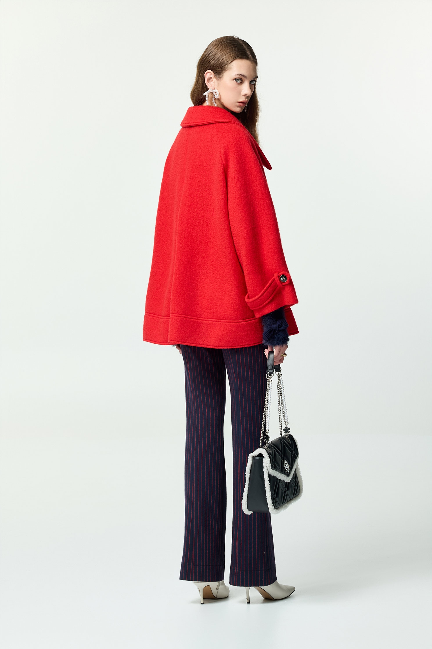 火焰色斗篷式羊毛大衣火焰色斗篷式羊毛大衣,上班OL穿搭,人氣商品,秋冬穿搭,約會特輯,花花世界,長大衣