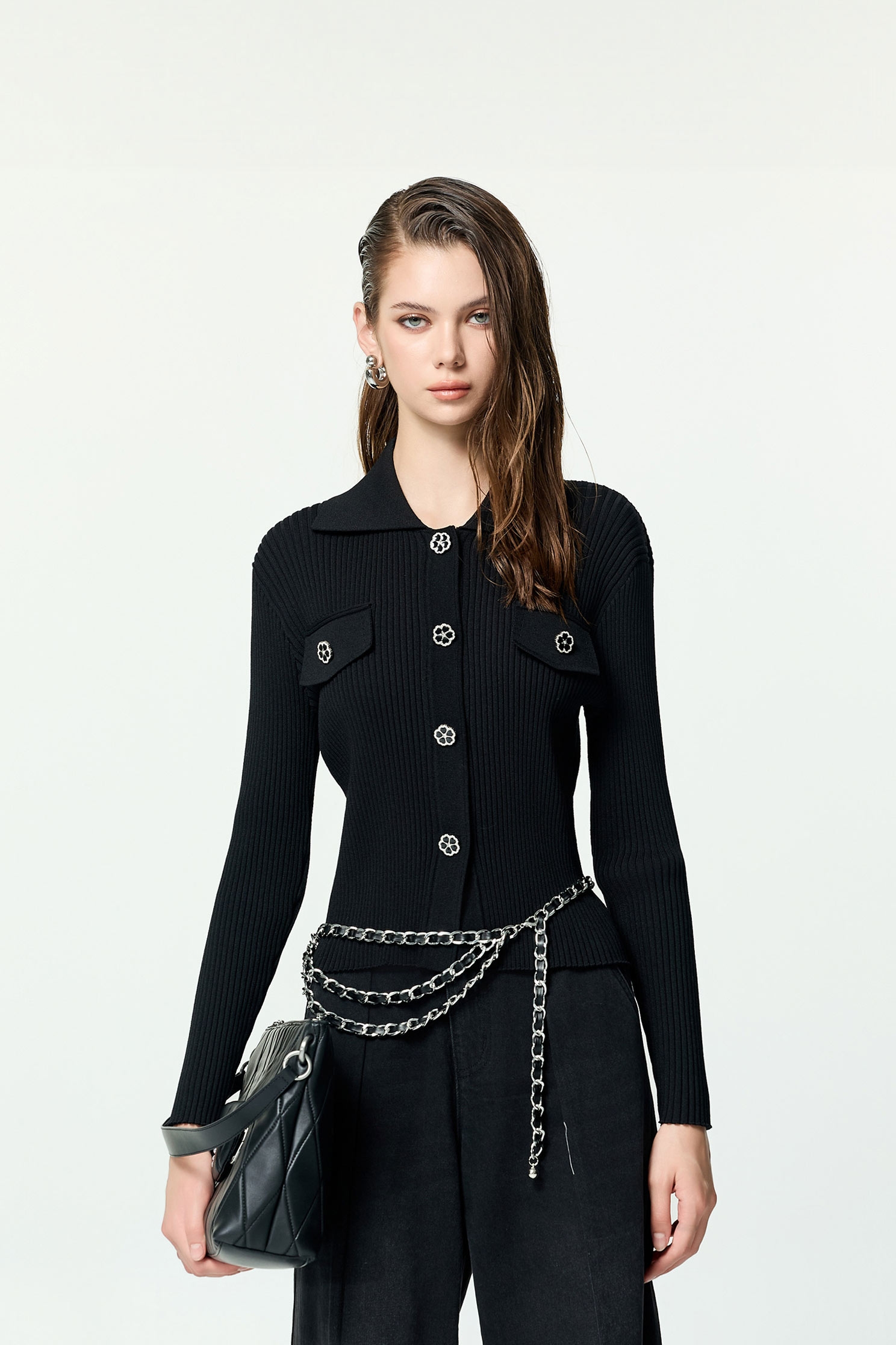 坑條修身花朵釦飾針織外罩坑條修身花朵釦飾針織外罩,上班OL穿搭,人氣商品,秋冬穿搭,約會特輯,花花世界,針織,針織外套