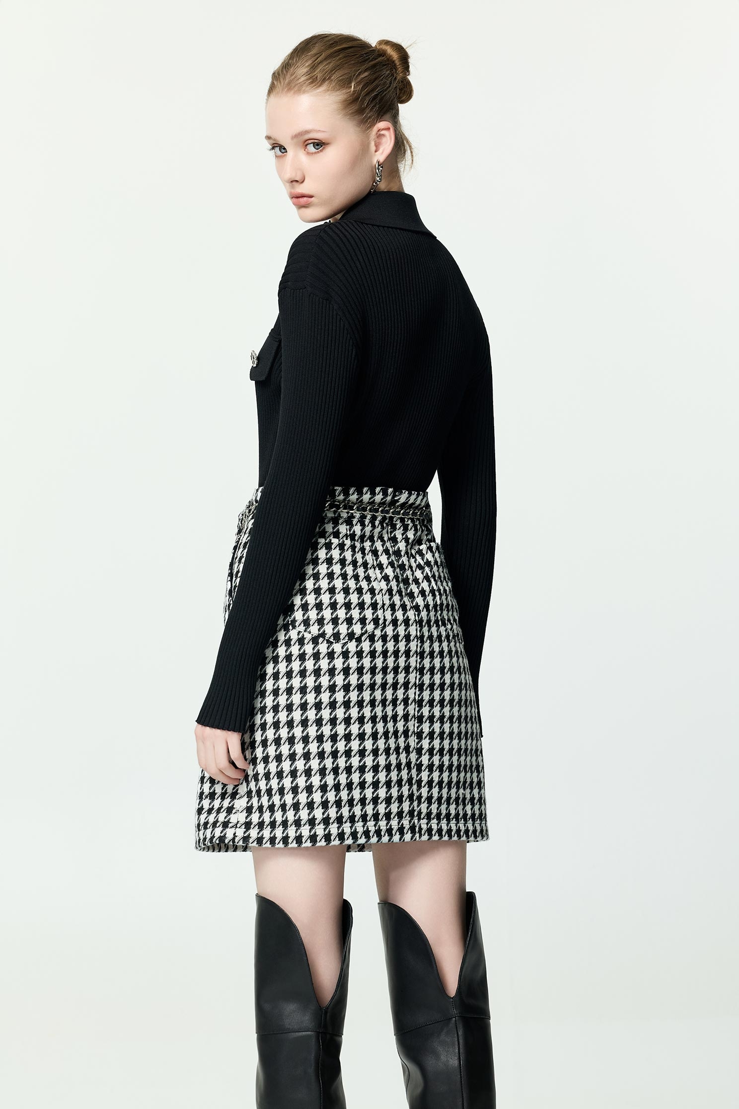 坑條修身花朵釦飾針織外罩坑條修身花朵釦飾針織外罩,上班OL穿搭,人氣商品,秋冬穿搭,約會特輯,花花世界,針織,針織外套