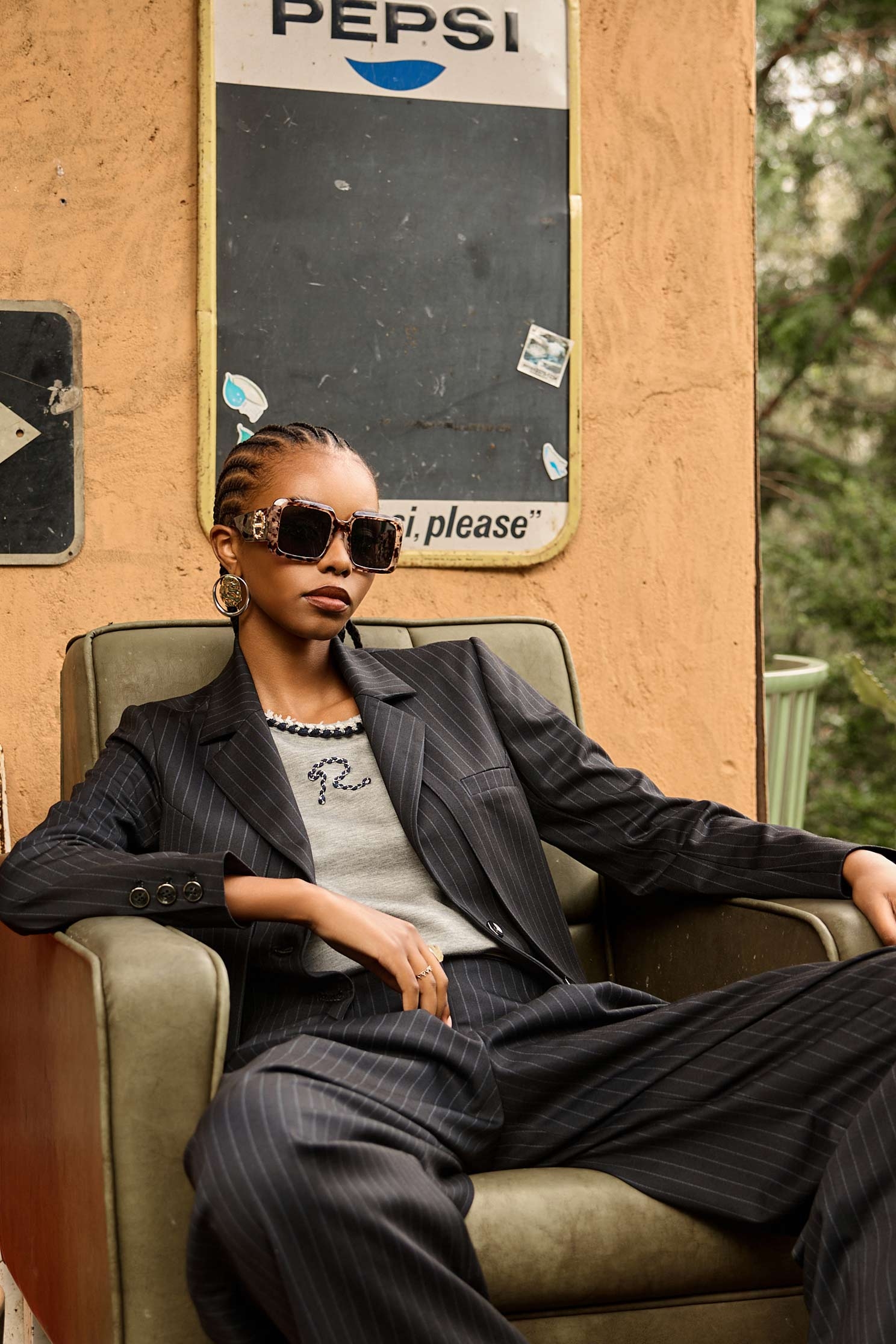 午夜藍條紋短版西裝外套午夜藍條紋短版西裝外套,上班OL穿搭,外套,春夏穿搭,條紋,西裝外套,長袖外套