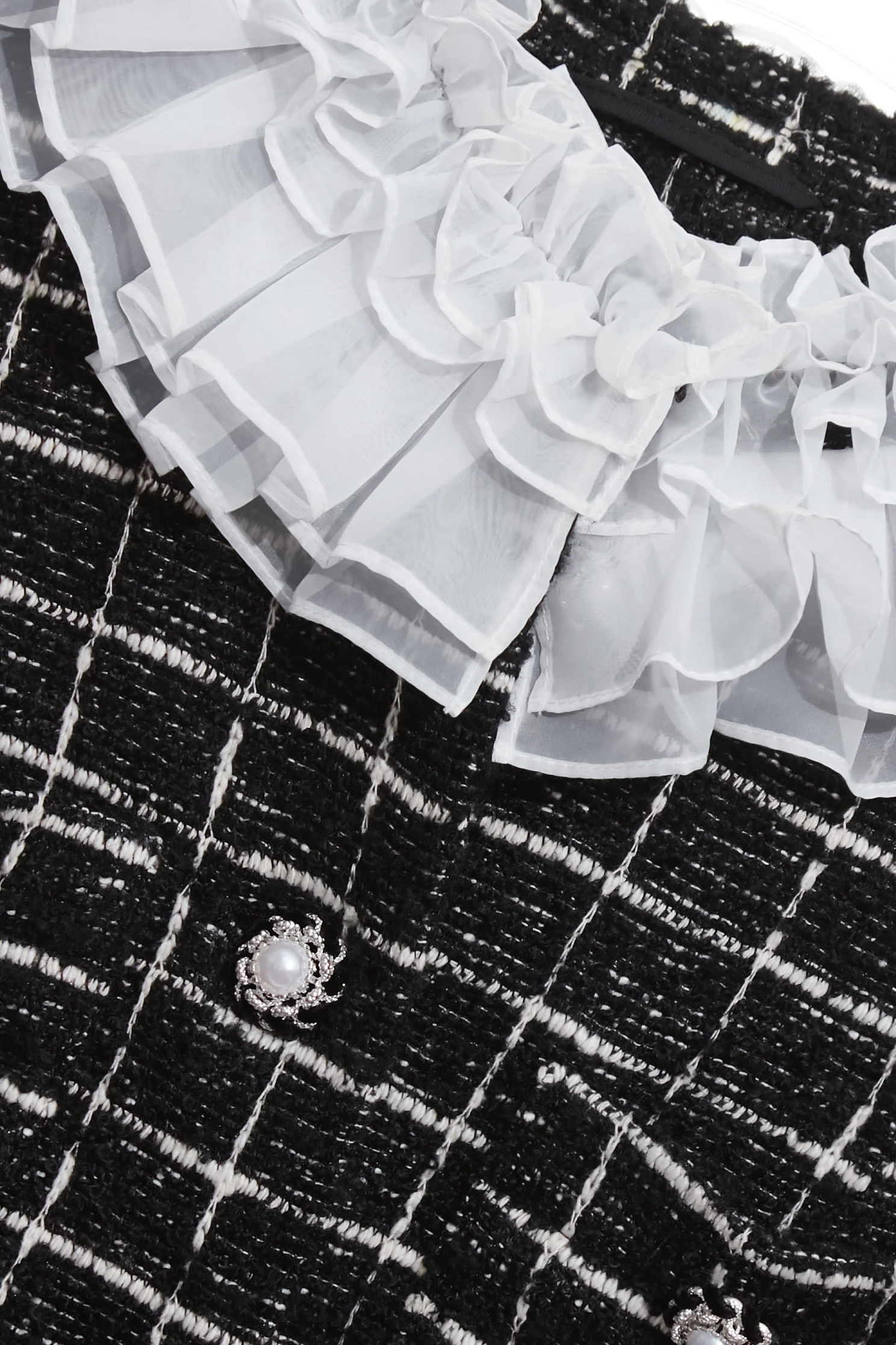 荷葉領經典黑白格彈性中長外套荷葉領經典黑白格彈性中長外套,一般外套,上班OL穿搭,人氣商品,外套,小香風外套,春夏穿搭,時髦成套搭配,格紋,派對特輯,珍珠,荷葉,針織,長大衣