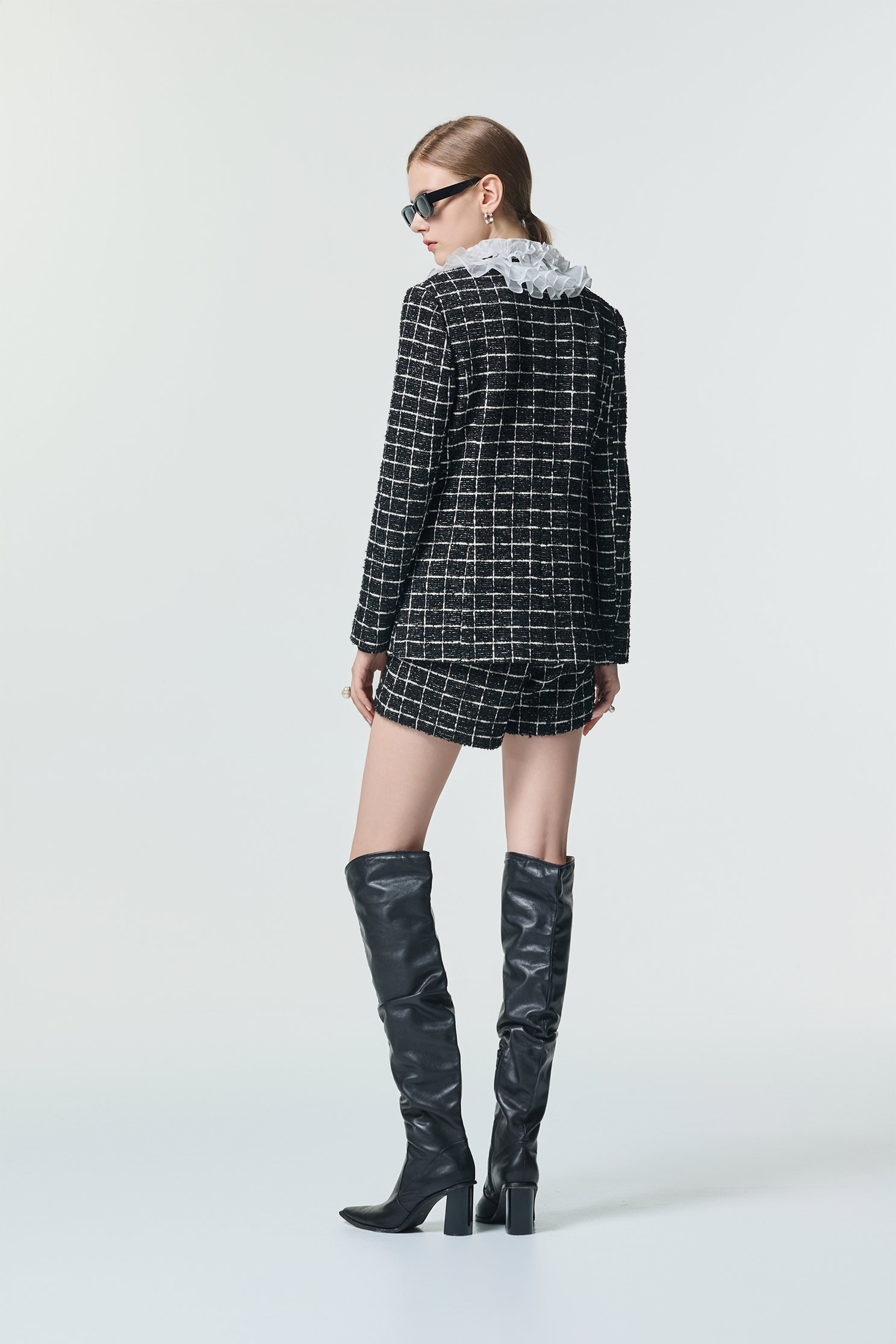 荷葉領經典黑白格彈性中長外套荷葉領經典黑白格彈性中長外套,一般外套,上班OL穿搭,人氣商品,外套,小香風外套,春夏穿搭,時髦成套搭配,格紋,派對特輯,珍珠,荷葉,針織,長大衣