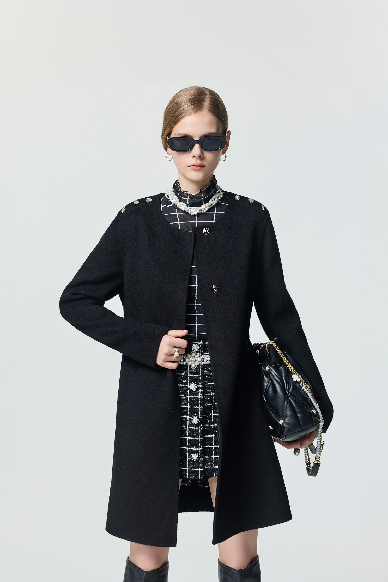 極致黑羊毛中長大衣極致黑羊毛中長大衣,上班OL穿搭,春夏穿搭,派對特輯,珍珠,簡約穿搭,約會特輯,長大衣