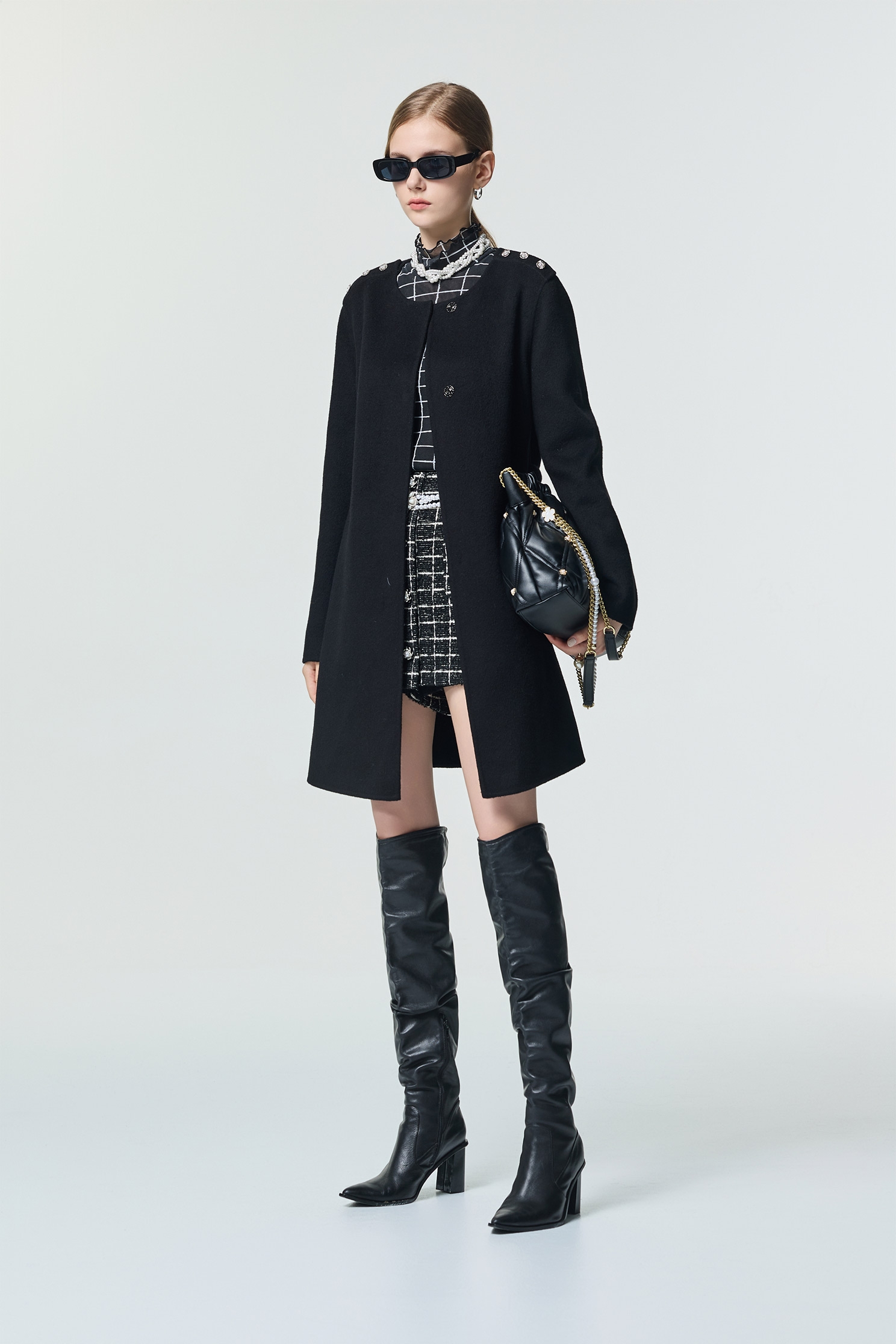 極致黑羊毛中長大衣極致黑羊毛中長大衣,上班OL穿搭,春夏穿搭,派對特輯,珍珠,簡約穿搭,約會特輯,長大衣