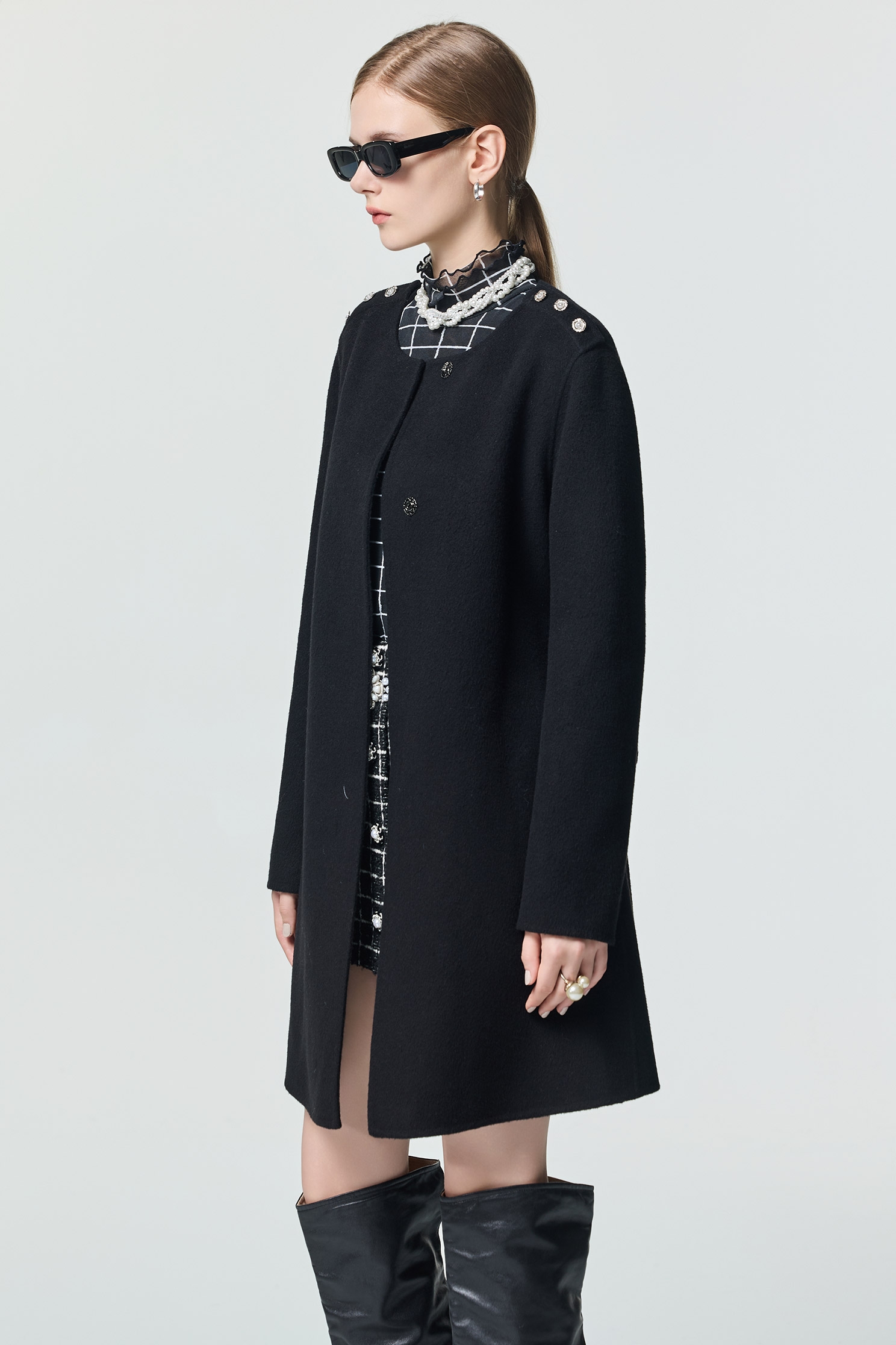 極致黑羊毛中長大衣極致黑羊毛中長大衣,上班OL穿搭,春夏穿搭,派對特輯,珍珠,簡約穿搭,約會特輯,長大衣