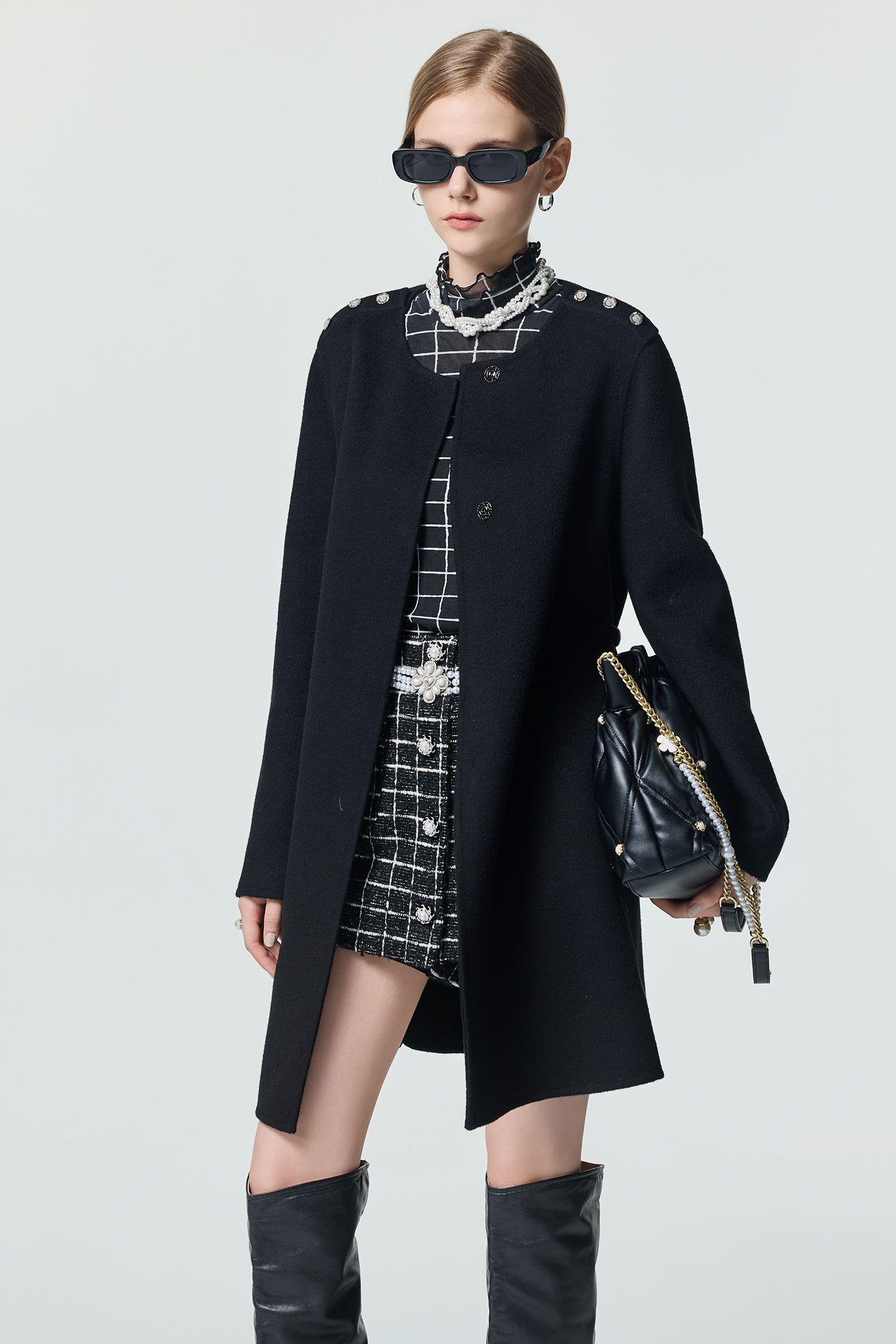 極致黑羊毛中長大衣極致黑羊毛中長大衣,上班OL穿搭,春夏穿搭,派對特輯,珍珠,簡約穿搭,約會特輯,長大衣