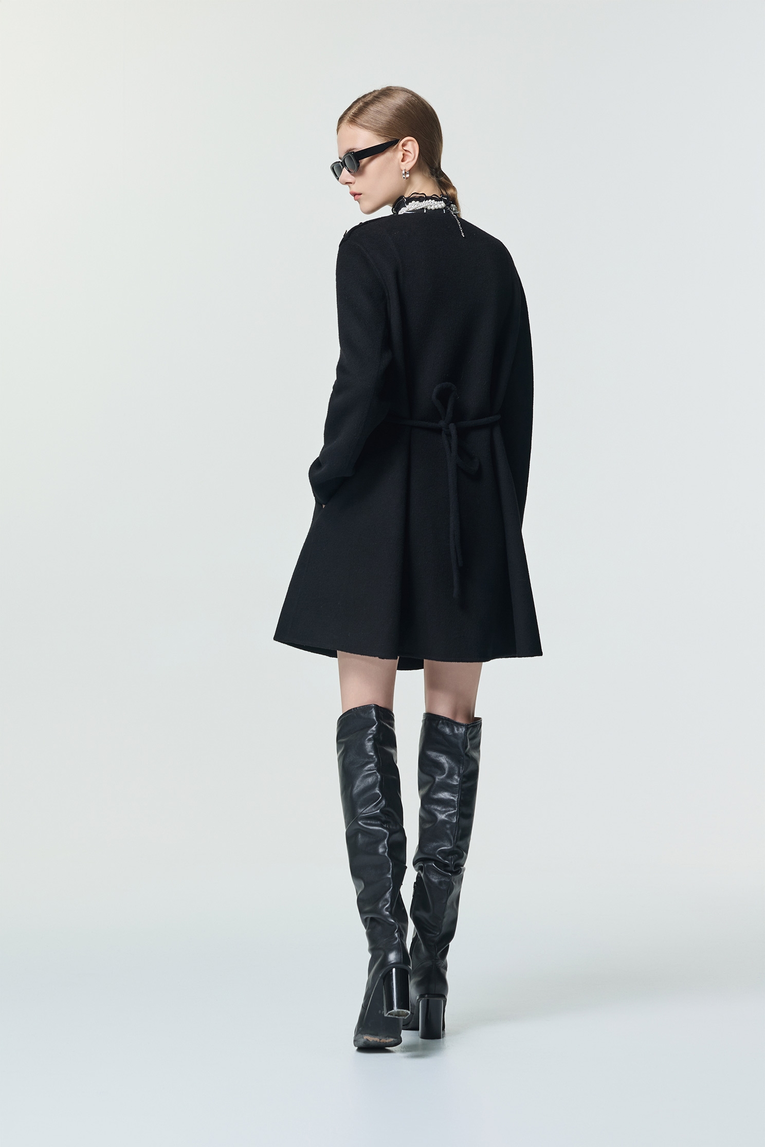 極致黑羊毛中長大衣極致黑羊毛中長大衣,上班OL穿搭,春夏穿搭,派對特輯,珍珠,簡約穿搭,約會特輯,長大衣