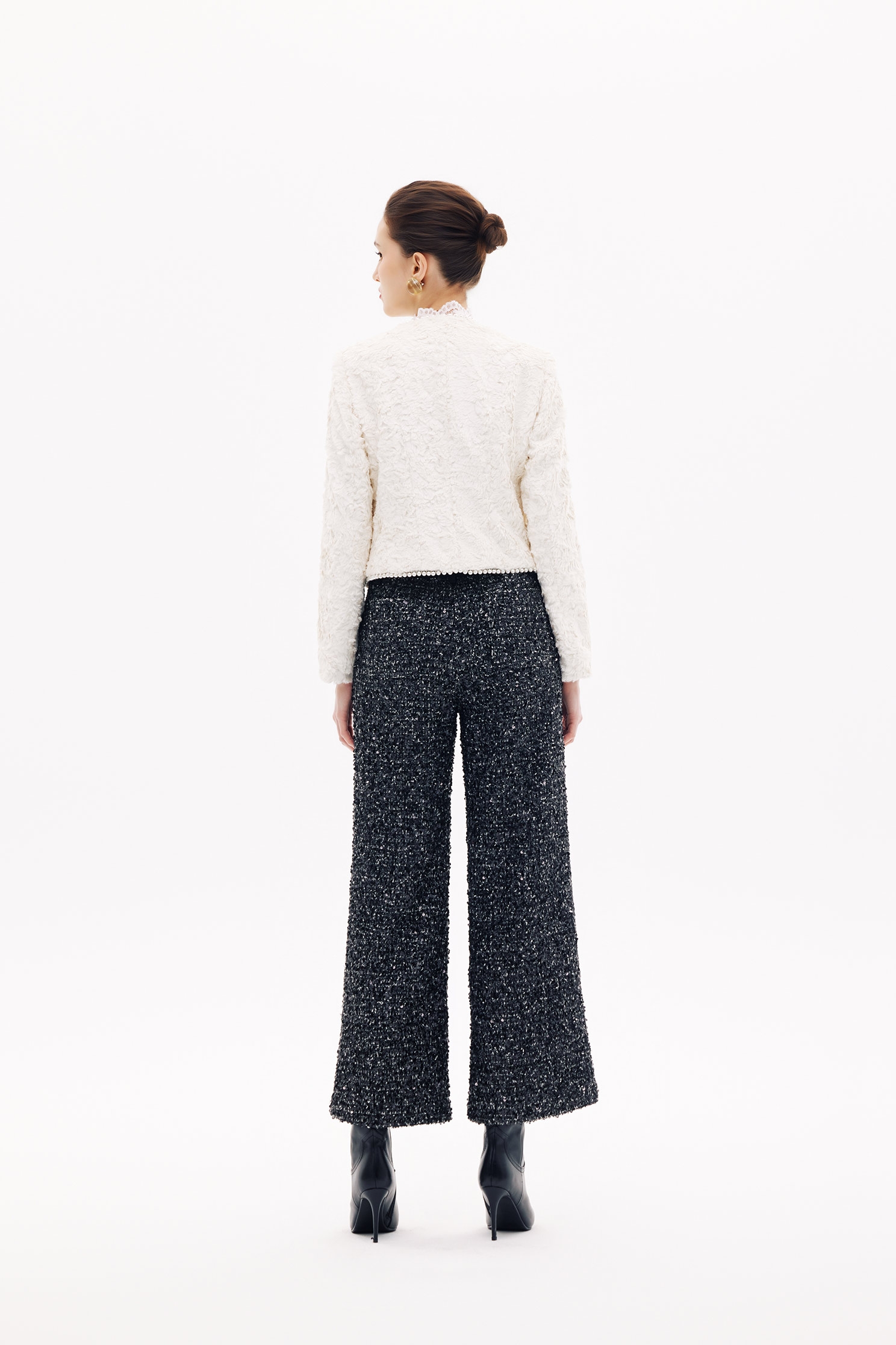 復古珍珠白仿皮草壓紋外套復古珍珠白仿皮草壓紋外套,一般外套,上班OL穿搭,外套,春夏穿搭,珍珠,花花世界