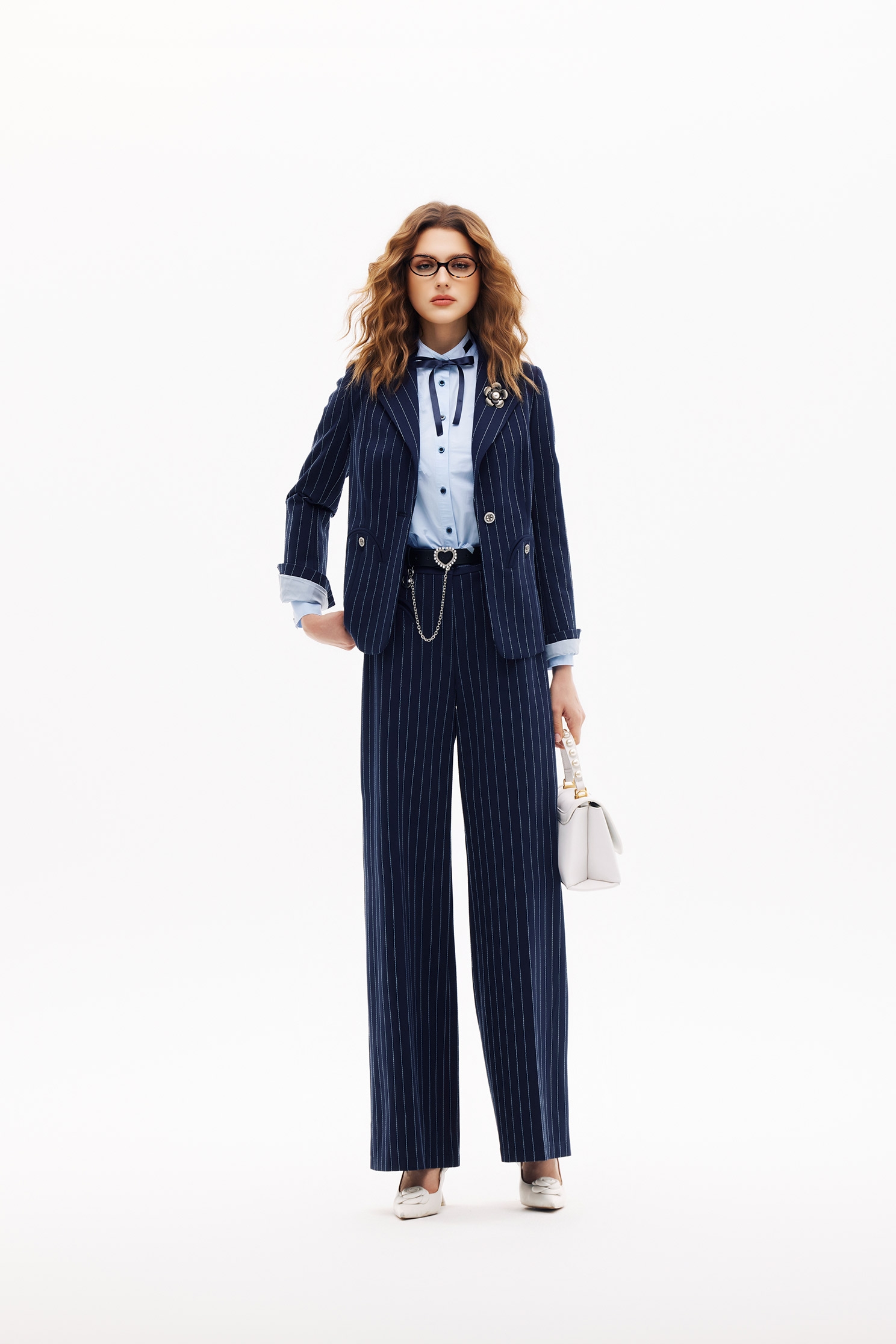 濃厚靛藍刺繡條外套濃厚靛藍刺繡條外套,上班OL穿搭,刺繡,外套,春夏穿搭,時髦成套搭配,條紋,花花世界,西裝外套,長袖外套