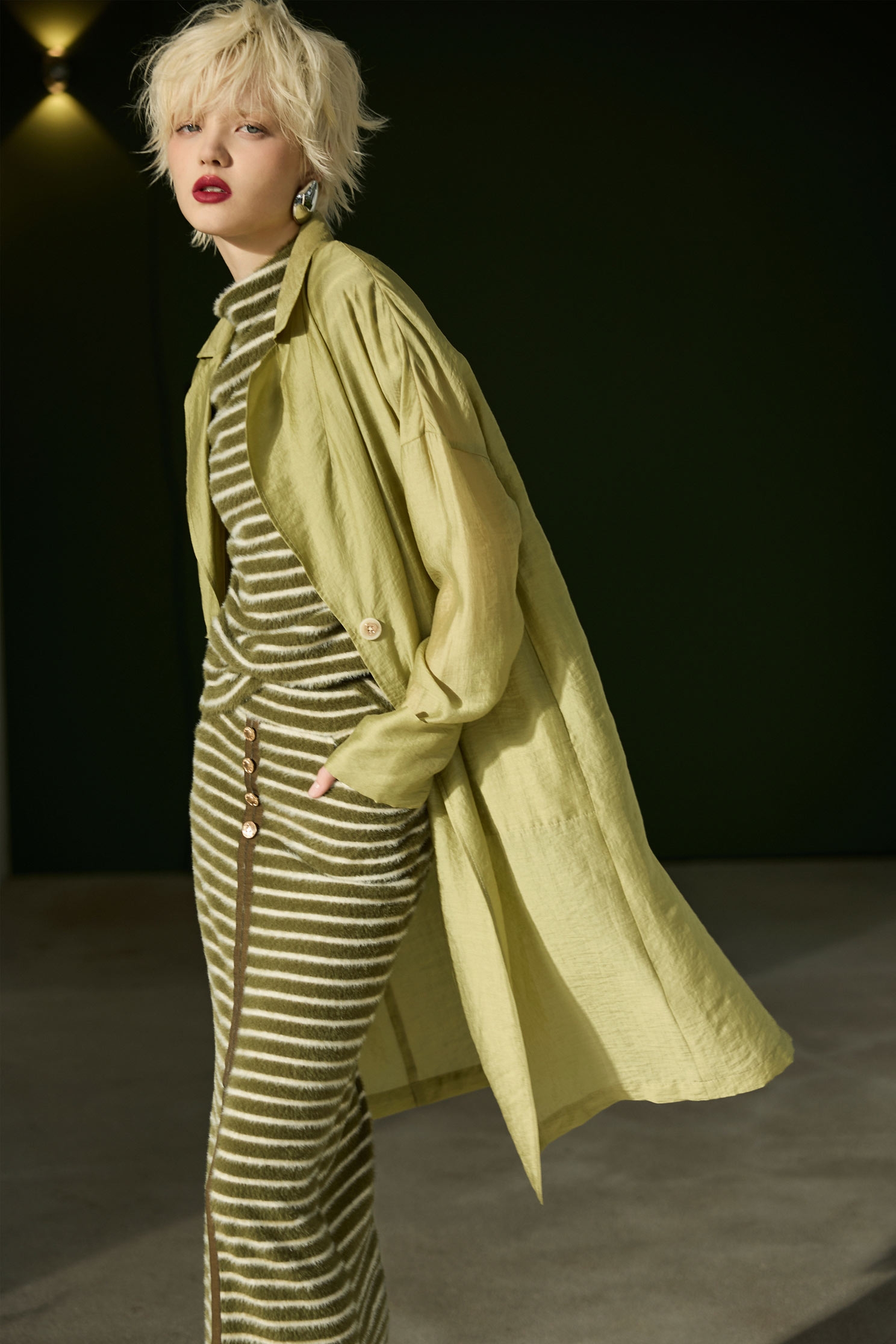 冷調抹茶色飄逸長外套冷調抹茶色飄逸長外套,一般外套,上班OL穿搭,人氣商品,外套,春夏穿搭,簡約穿搭,輕奢度假,輕奢渡假,長版外套