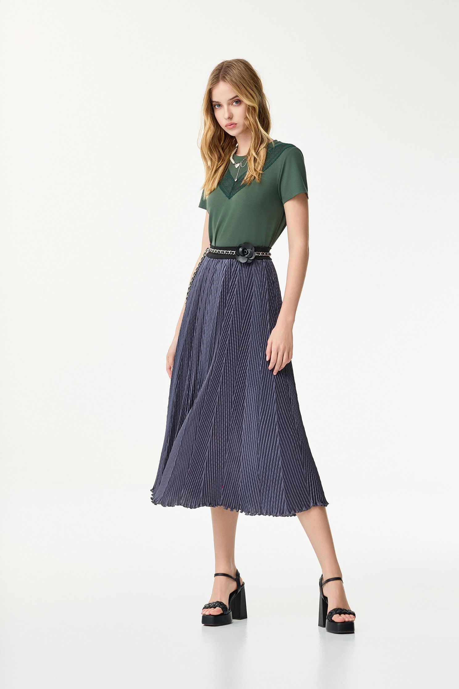 港霧灰魚鱗褶壓褶長裙港霧灰魚鱗褶壓褶長裙,春夏穿搭,百摺裙,百摺長裙,約會特輯,荷葉,長裙