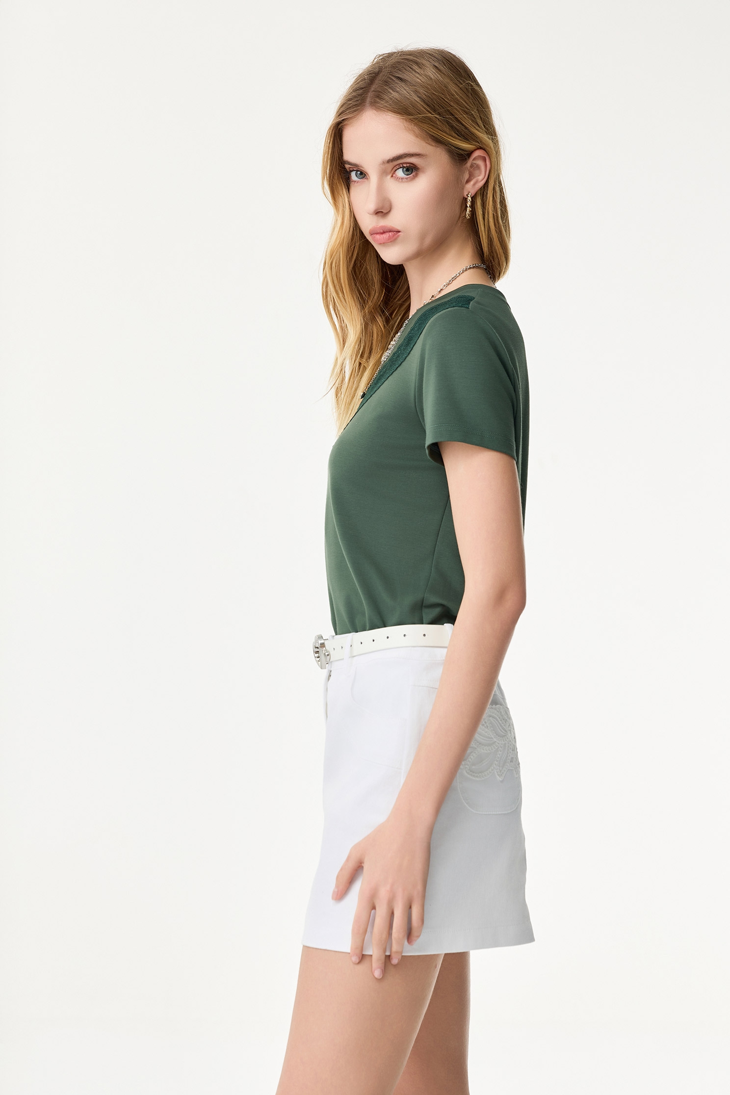 白色類牛仔貼蕾絲短裙白色類牛仔貼蕾絲短裙,丹寧,春夏穿搭,時髦成套搭配,牛仔,牛仔短裙,白色裙子,短裙,蕾絲,蕾絲裙