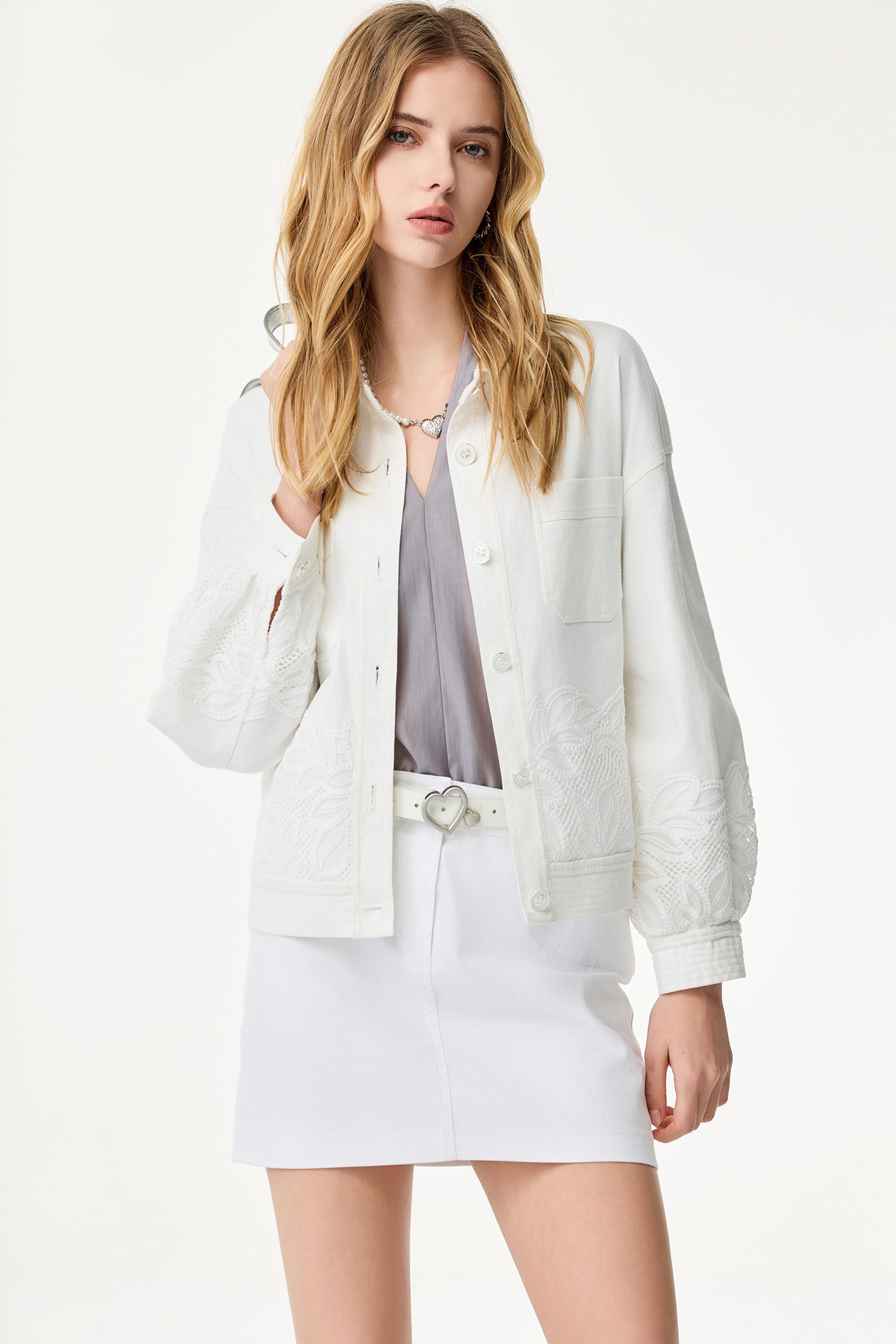 白色類牛仔貼蕾絲短裙白色類牛仔貼蕾絲短裙,丹寧,春夏穿搭,時髦成套搭配,牛仔,牛仔短裙,白色裙子,短裙,蕾絲,蕾絲裙