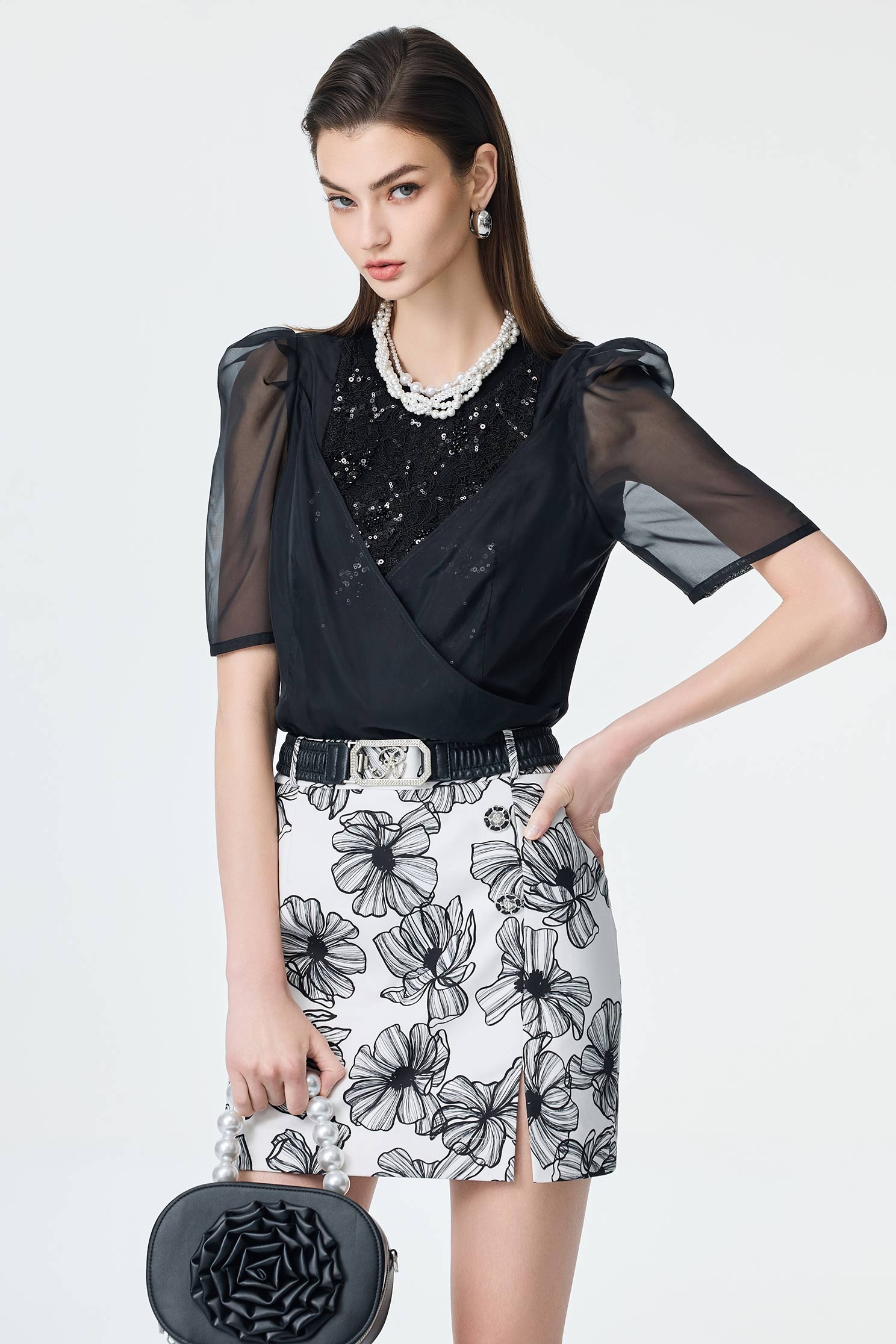 手繪線條花印花短裙手繪線條花印花短裙,上班OL穿搭,春夏穿搭,時髦成套搭配,短裙,花花世界