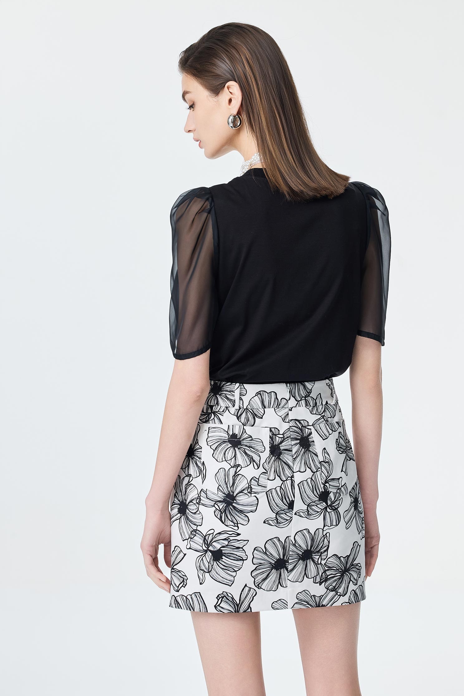 手繪線條花印花短裙手繪線條花印花短裙,上班OL穿搭,春夏穿搭,時髦成套搭配,短裙,花花世界