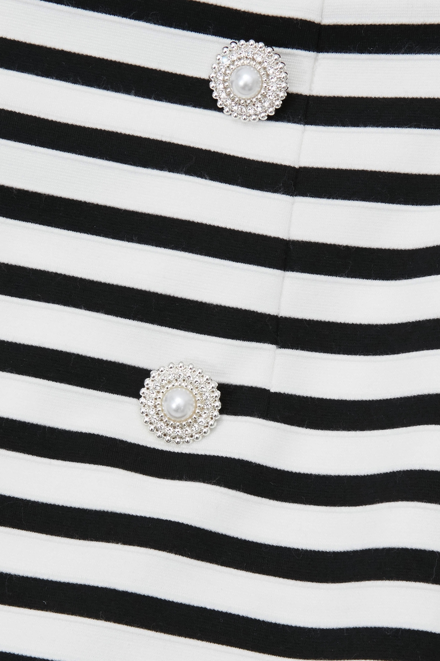 珍珠釦黑白配條彈性短裙珍珠釦黑白配條彈性短裙,上班OL穿搭,人氣商品,春夏穿搭,時髦成套搭配,條紋,珍珠,短裙