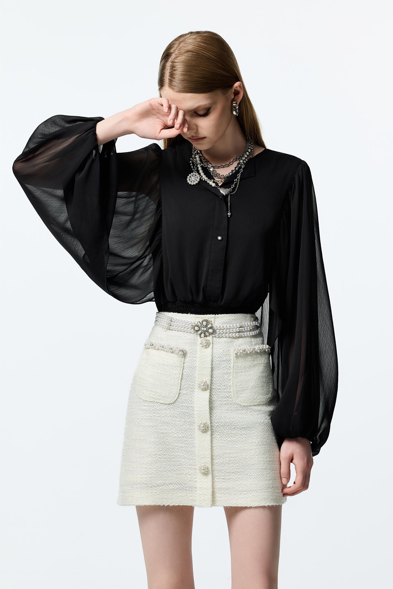 手工珍珠鑽飾花呢紗短裙手工珍珠鑽飾花呢紗短裙,上班OL穿搭,人氣商品,小香風,時髦成套搭配,毛呢花呢,珍珠,短裙,秋冬穿搭,約會特輯,花花世界