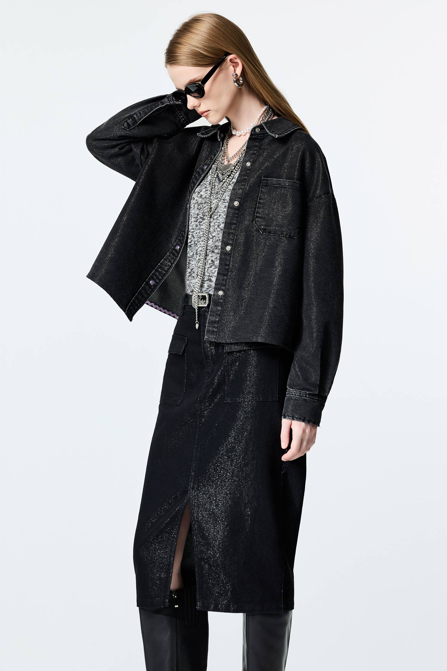 帶蔥光澤感牛仔裙帶蔥光澤感牛仔裙,上班OL穿搭,丹寧,人氣商品,時髦成套搭配,牛仔,牛仔裙,秋冬穿搭,窄裙,約會特輯,長裙