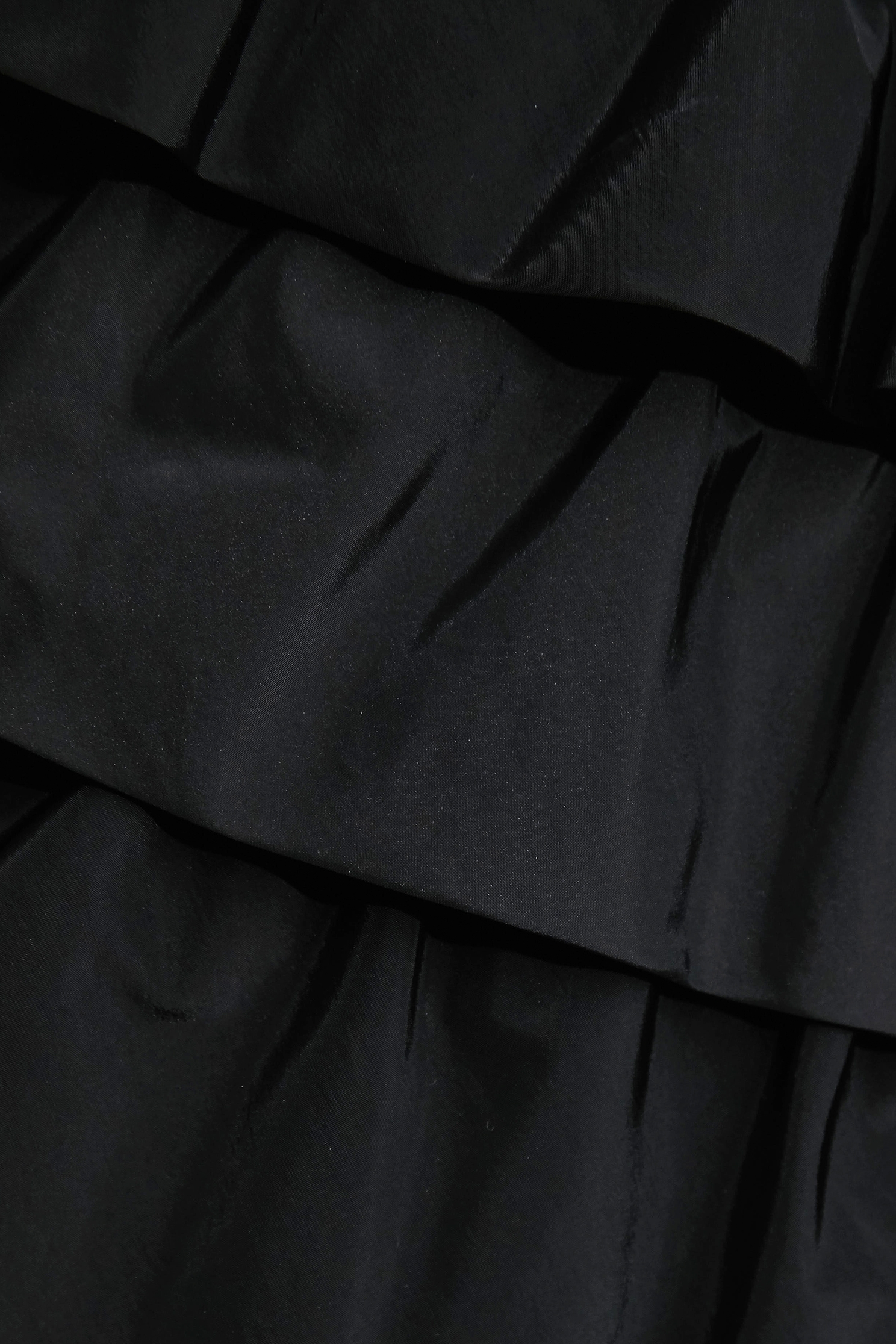 極致黑千層蛋糕裙極致黑千層蛋糕裙,上班OL穿搭,人氣商品,秋冬穿搭,約會特輯,網裙,長裙