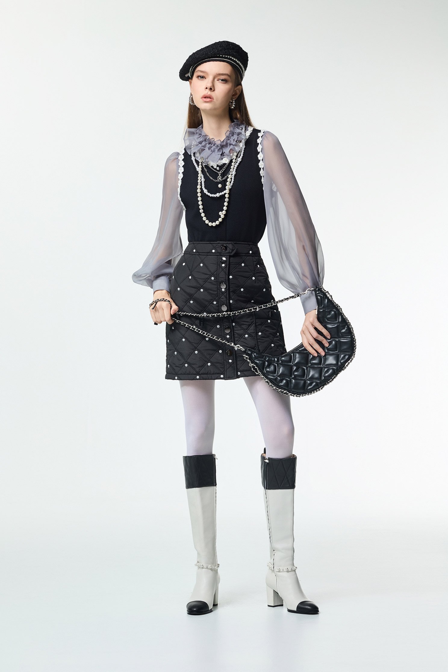 黑底白點菱形格鋪棉短裙黑底白點菱形格鋪棉短裙,上班OL穿搭,波點,短裙,秋冬穿搭,約會特輯