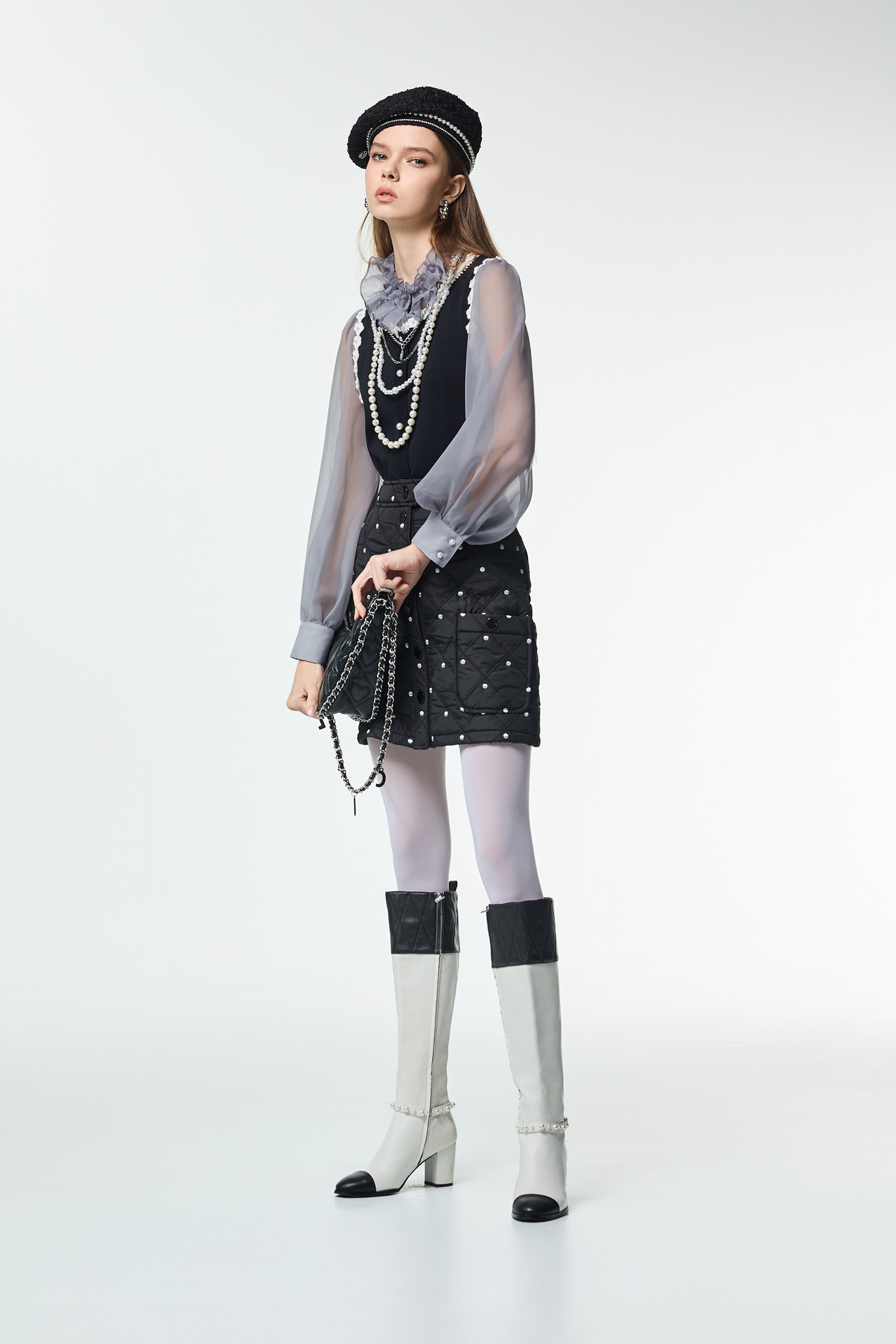 黑底白點菱形格鋪棉短裙黑底白點菱形格鋪棉短裙,上班OL穿搭,波點,短裙,秋冬穿搭,約會特輯