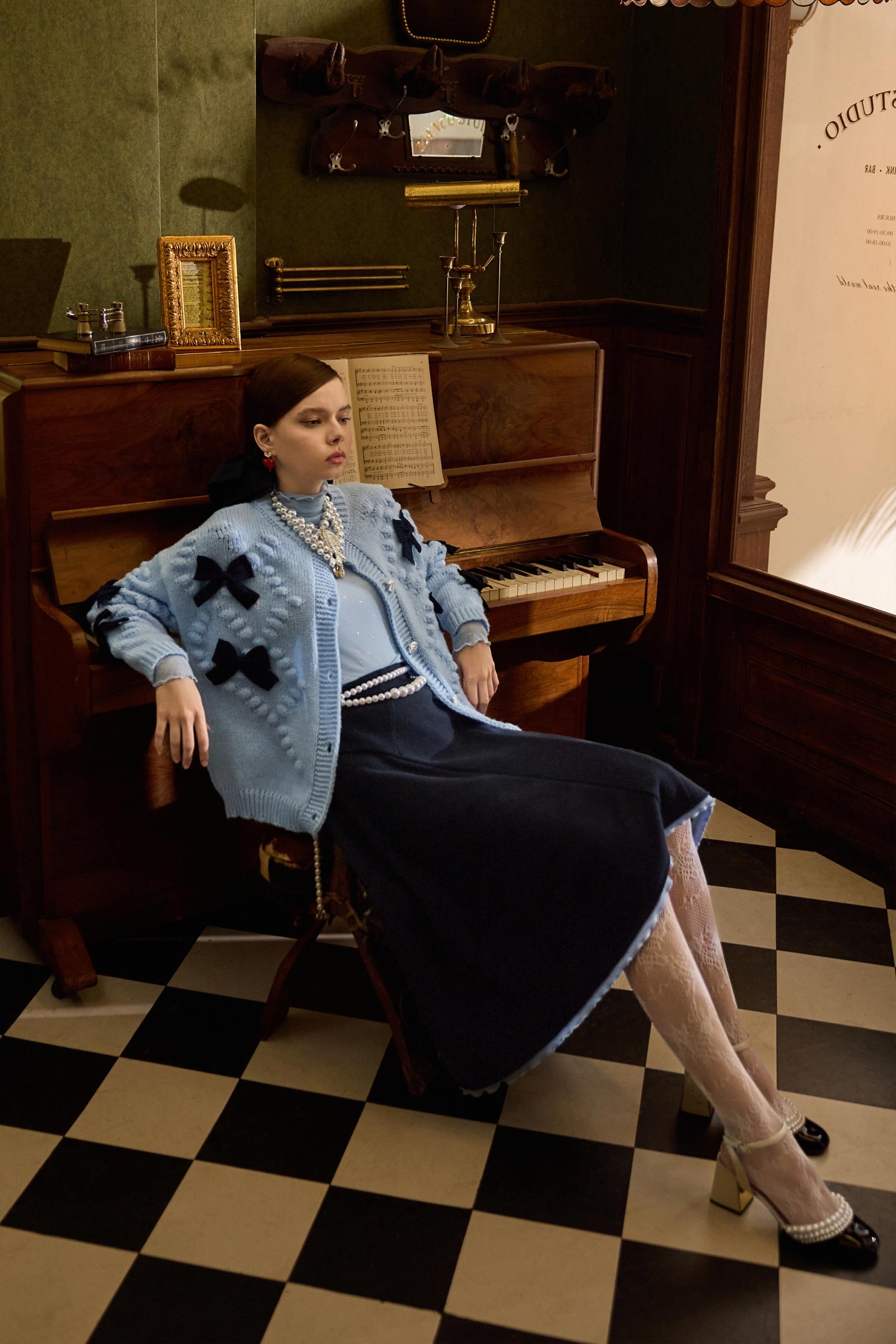 海軍藍綴羅紋下擺長裙海軍藍綴羅紋下擺長裙,上班OL穿搭,派對特輯,皮革,秋冬穿搭,約會特輯,長裙