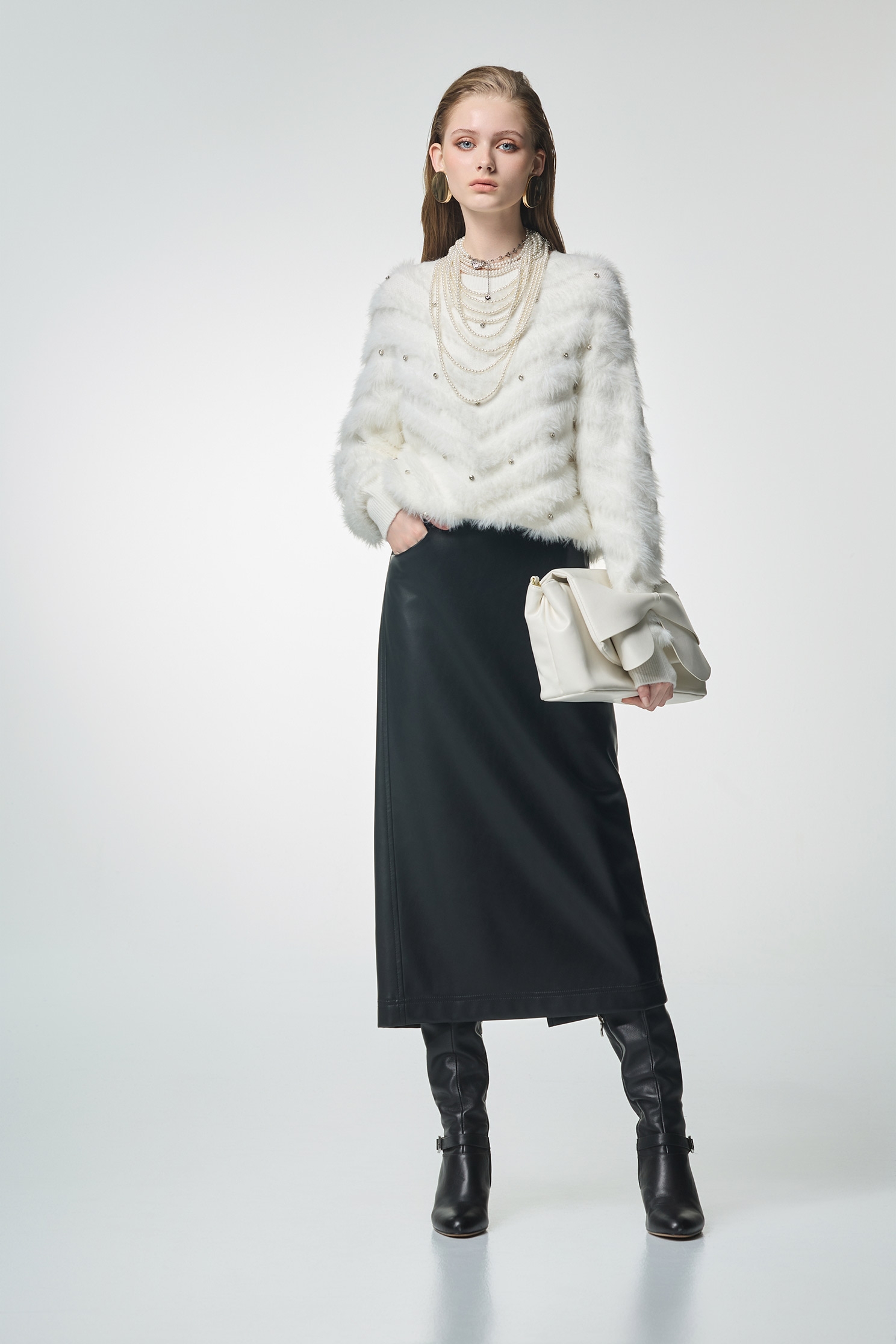 優雅黑皮革中長裙優雅黑皮革中長裙,上班OL穿搭,派對特輯,皮革,秋冬穿搭,約會特輯,長裙