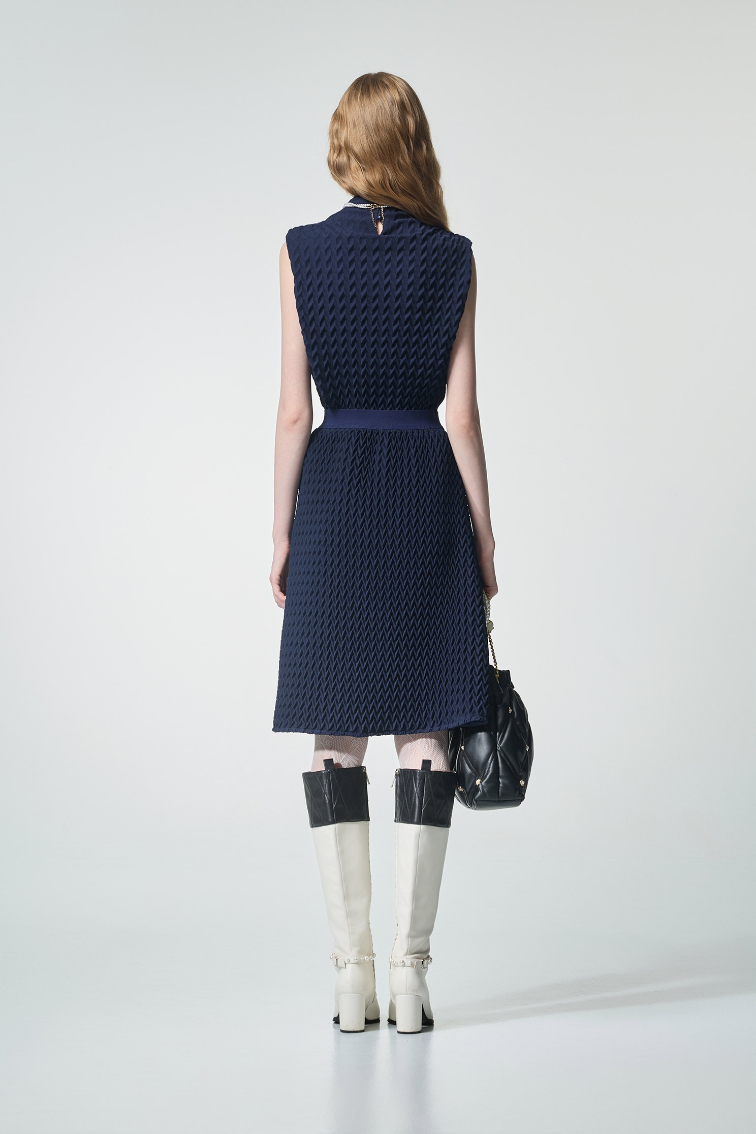 濃厚靛藍立體壓摺裙濃厚靛藍立體壓摺裙,A字裙,上班OL穿搭,時髦成套搭配,秋冬穿搭,約會特輯,長裙