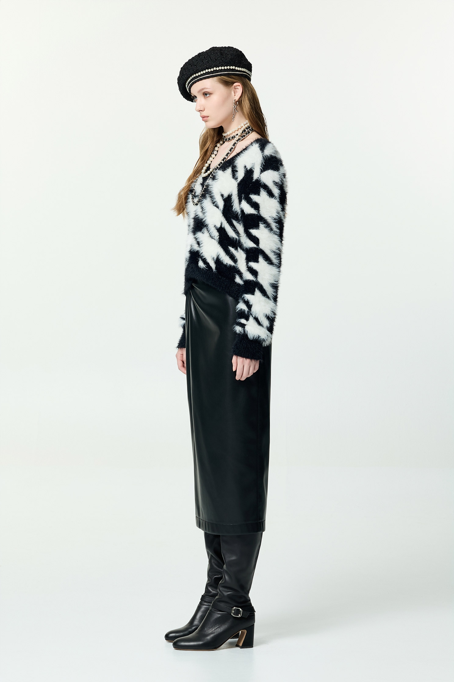 光澤軟皮革抓皺設計中長窄裙光澤軟皮革抓皺設計中長窄裙,上班OL穿搭,人氣商品,派對特輯,皮革,秋冬穿搭,窄裙,約會特輯,長裙