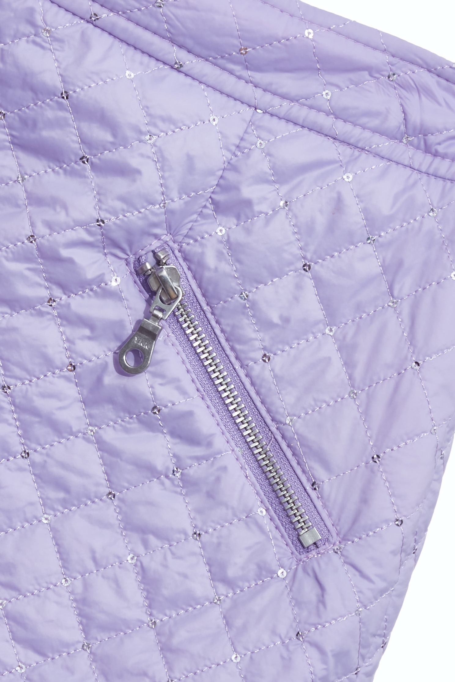 薰衣草色光澤感絎縫短裙薰衣草色光澤感絎縫短裙,人氣商品,時髦成套搭配,短裙,秋冬穿搭,約會特輯