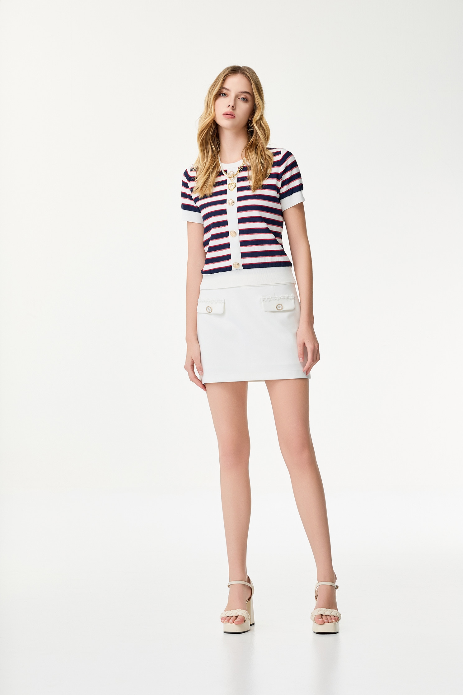 氣質貼袋鑽釦短裙氣質貼袋鑽釦短裙,春夏穿搭,時髦成套搭配,白色裙子,短裙